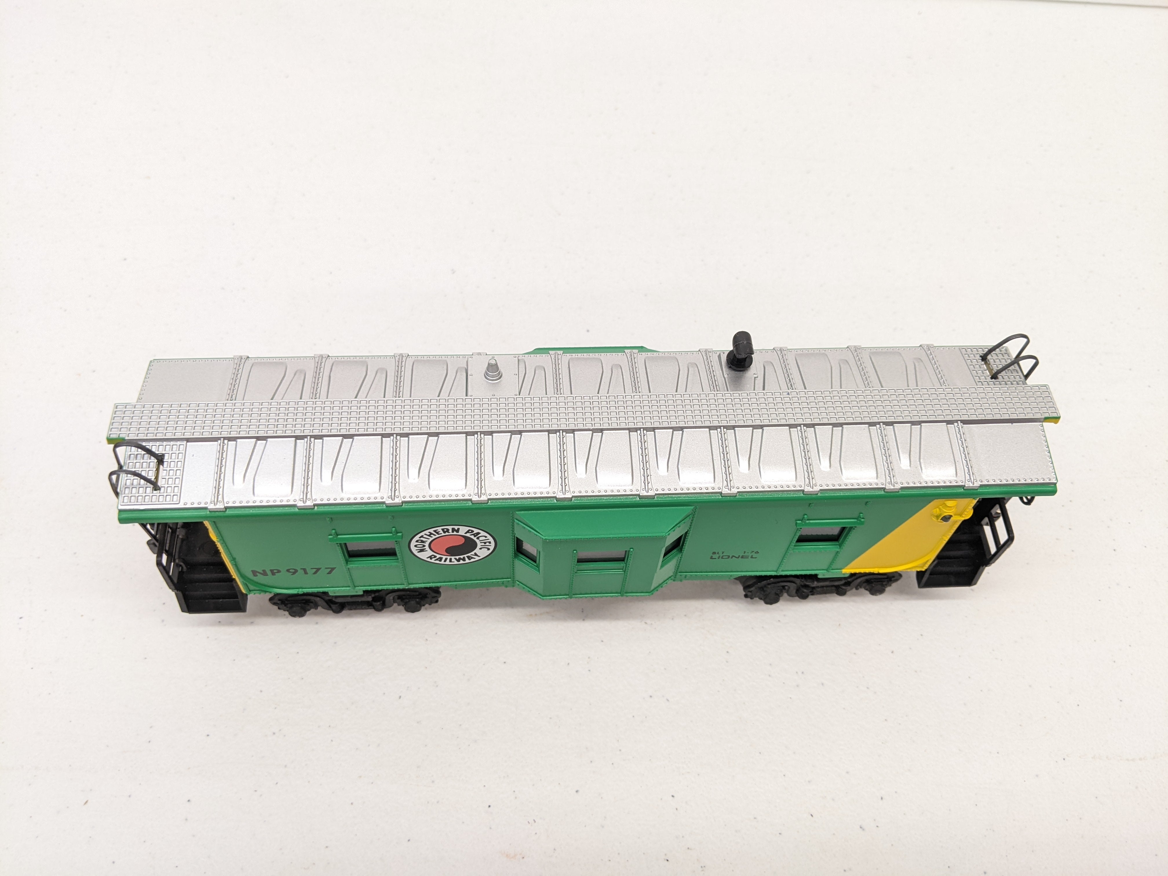 USED Lionel 2658023 O Scale, Bay Window Caboose, NP #9177