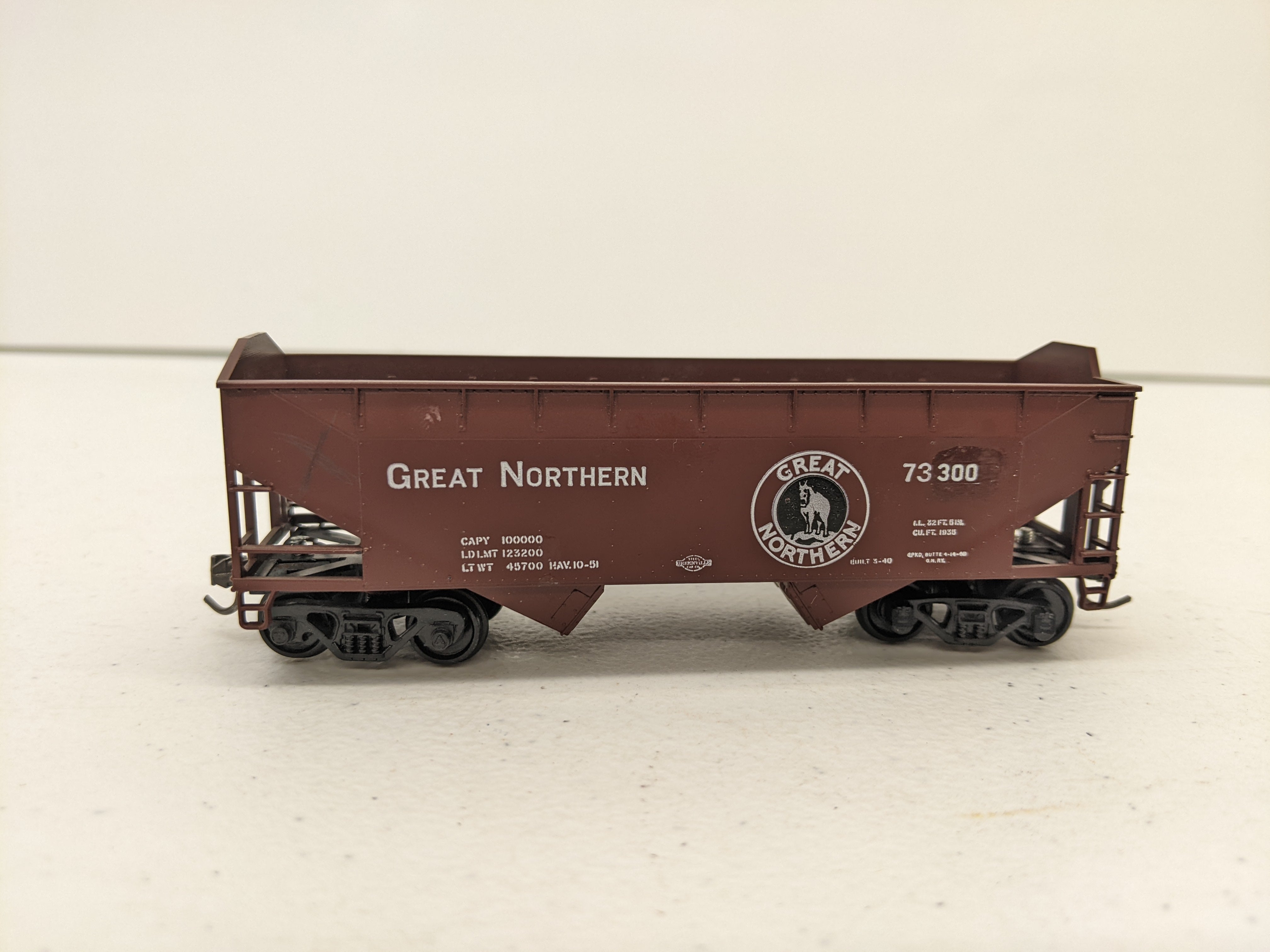 USED Athearn HO Scale, 34' 2-Bay Hopper, Great Northern #73300 ((Customed))