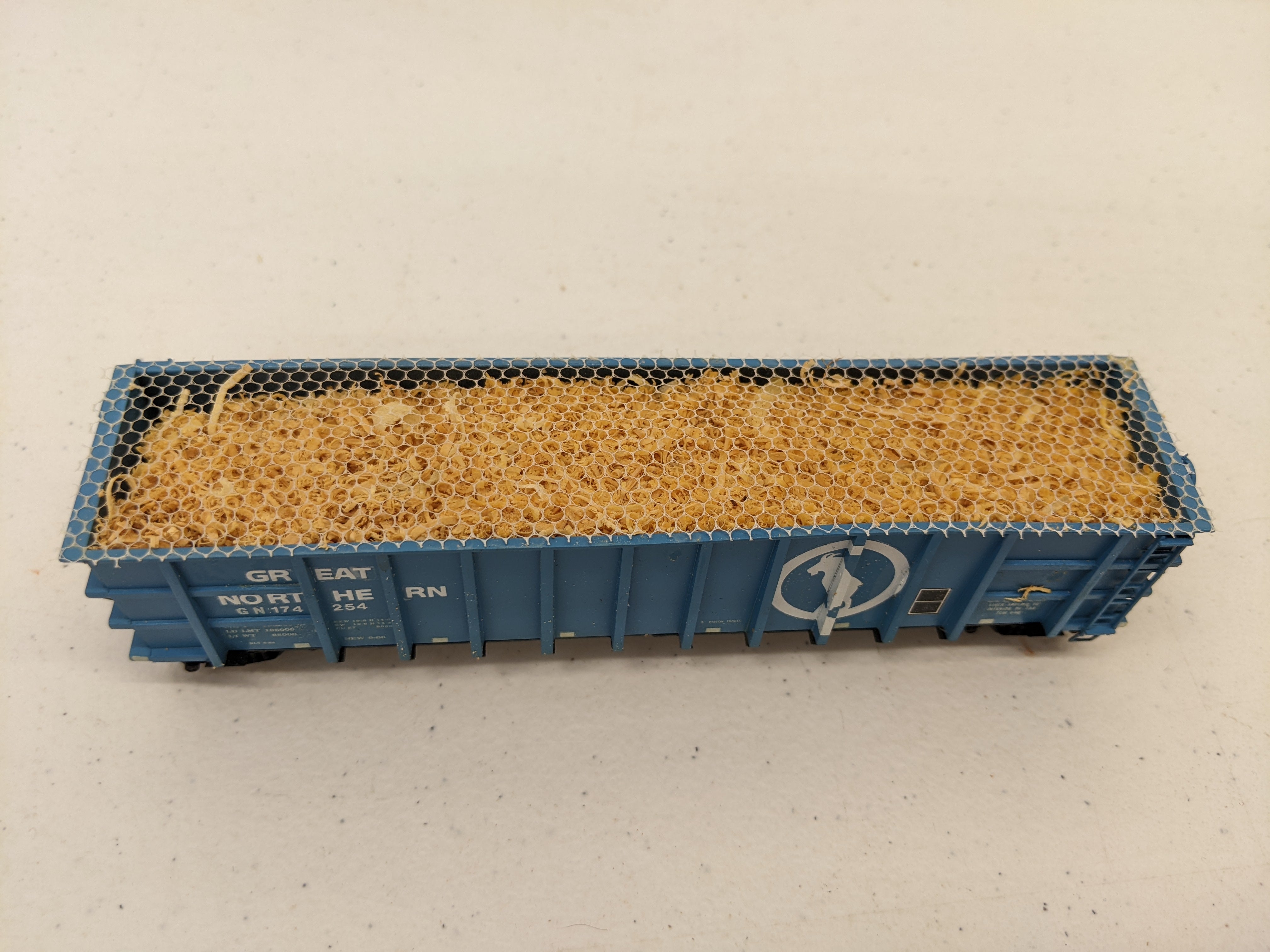 USED Roundhouse HO Scale, Thrall High Side Gondola with Custom Wood Chip Load, Great Northern GN #174254