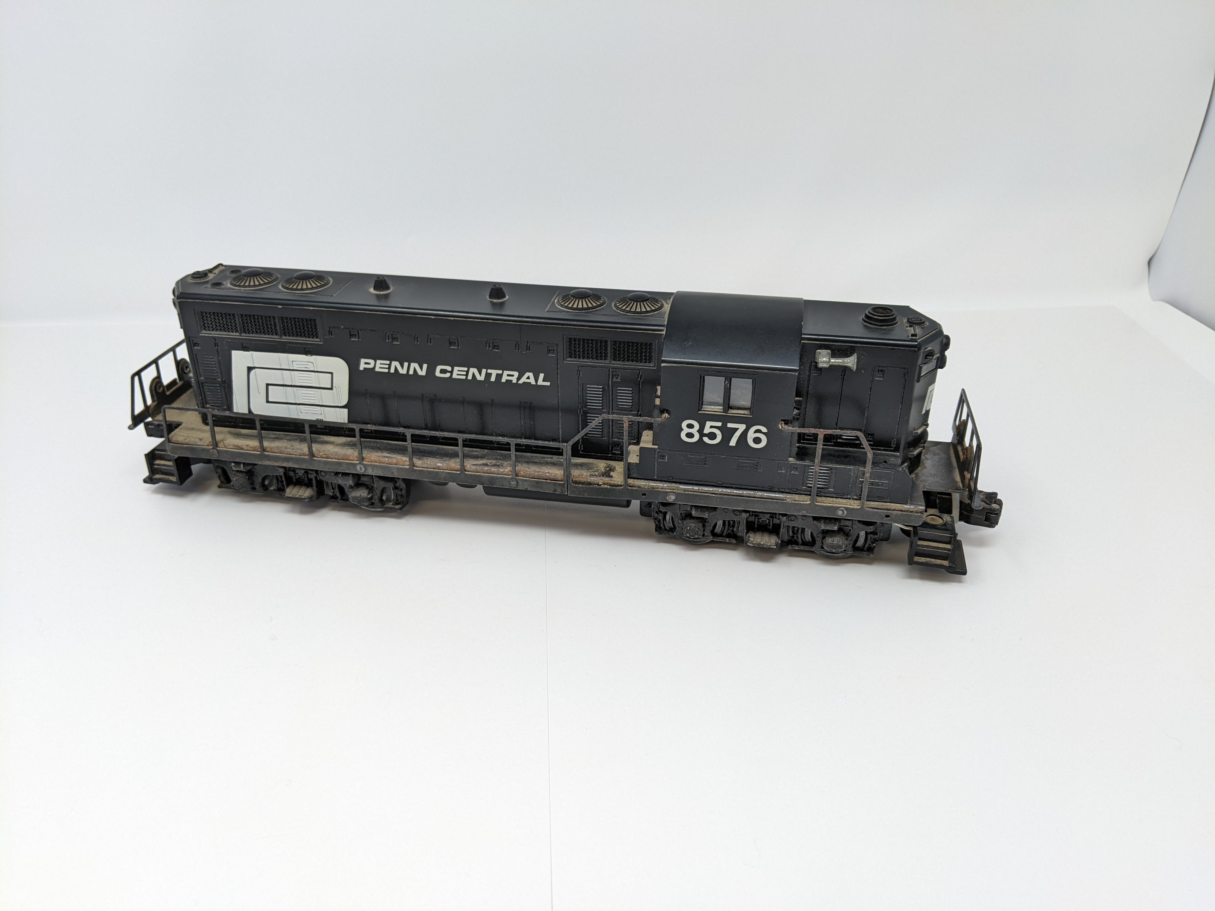 USED Lionel 2438513 O, GP-7 Diesel Locomotive, Penn Central #8576, Runs