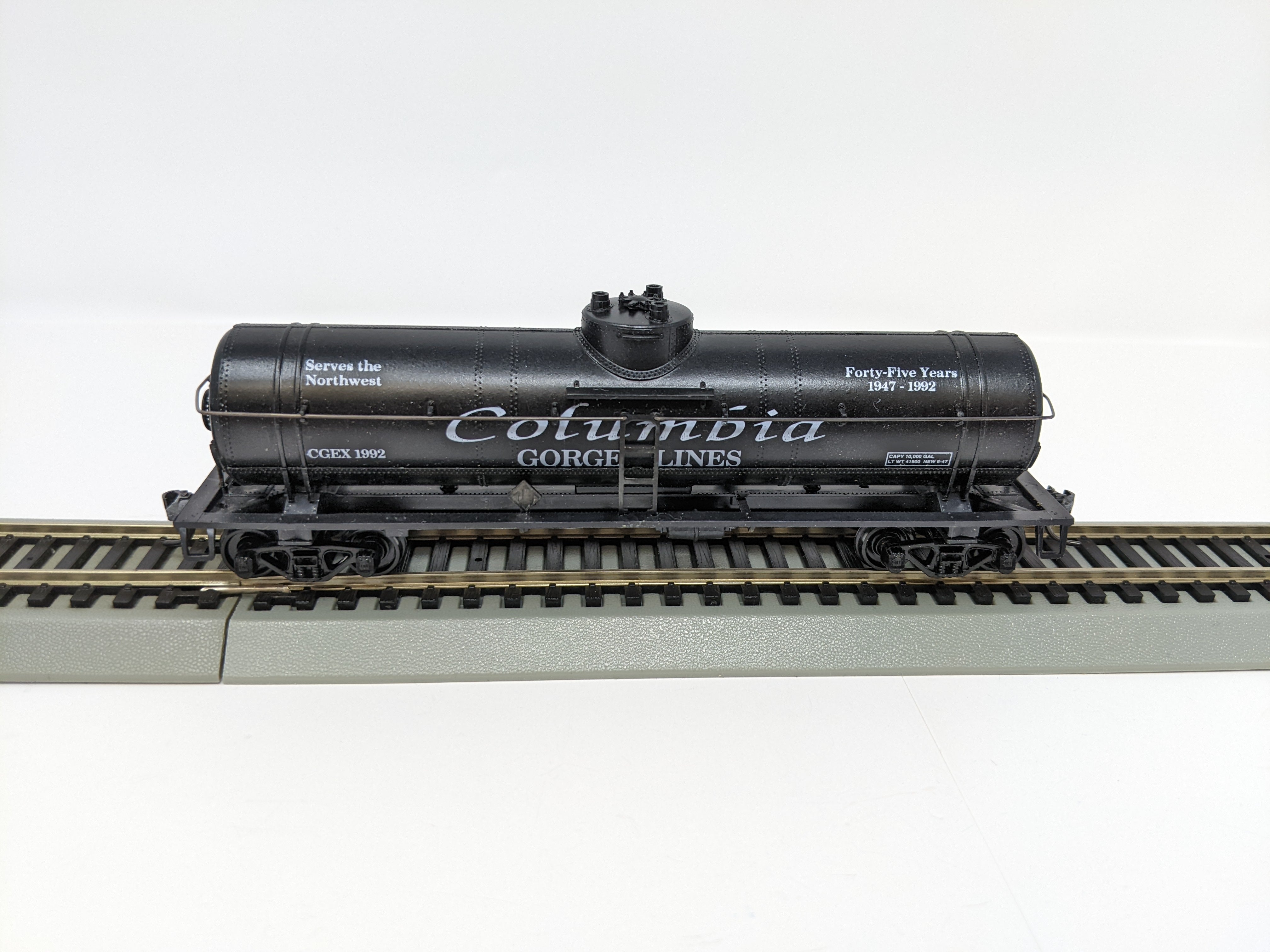 USED Athearn HO Scale, 40' Single Dome Tank Car, Columbia Gorge Lines CGEX #1992