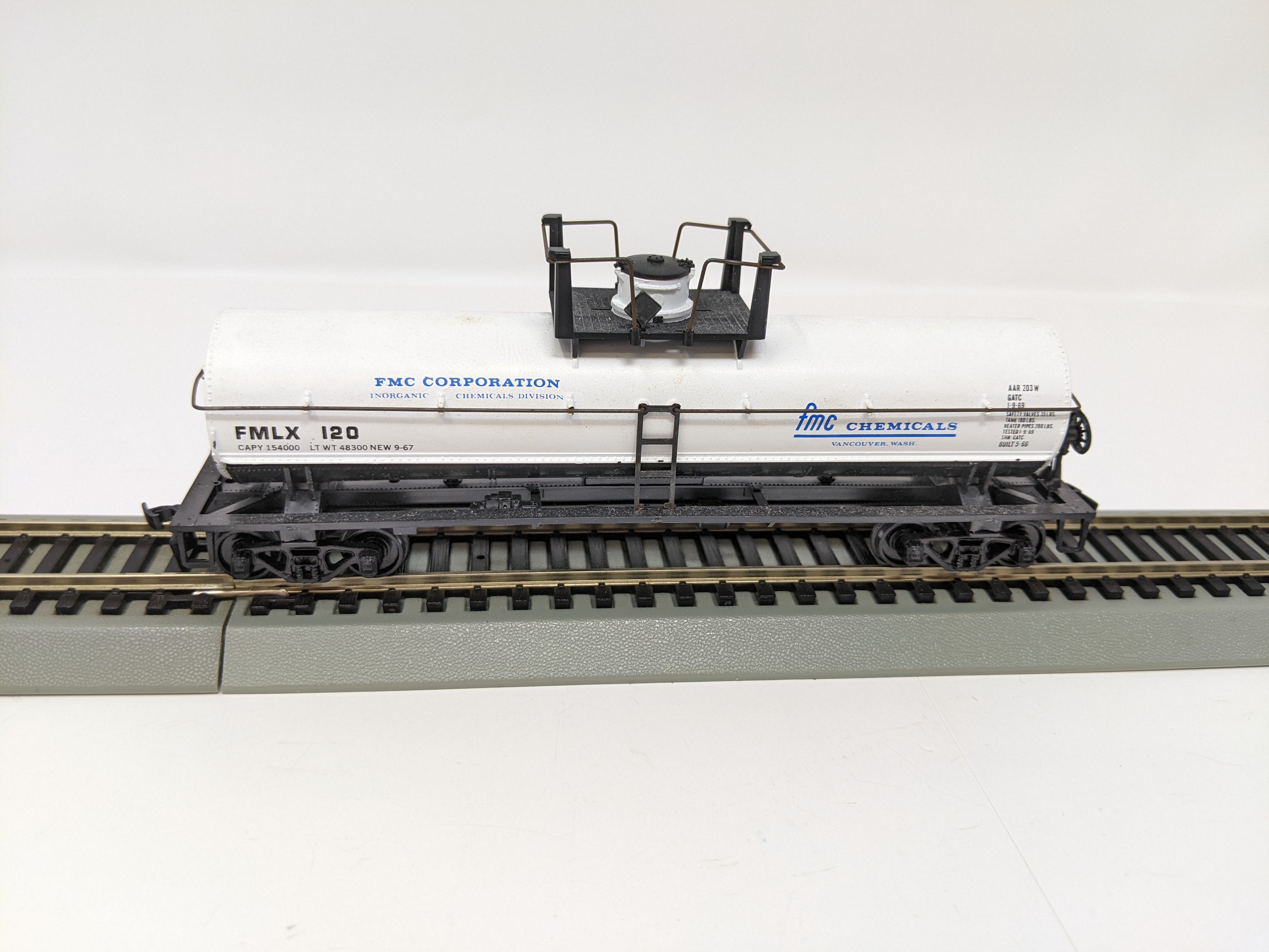 USED Athearn 410 HO Scale, 40' Single Dome Tank Car, FMC Chemicals FMLX #120, Bev-Bel