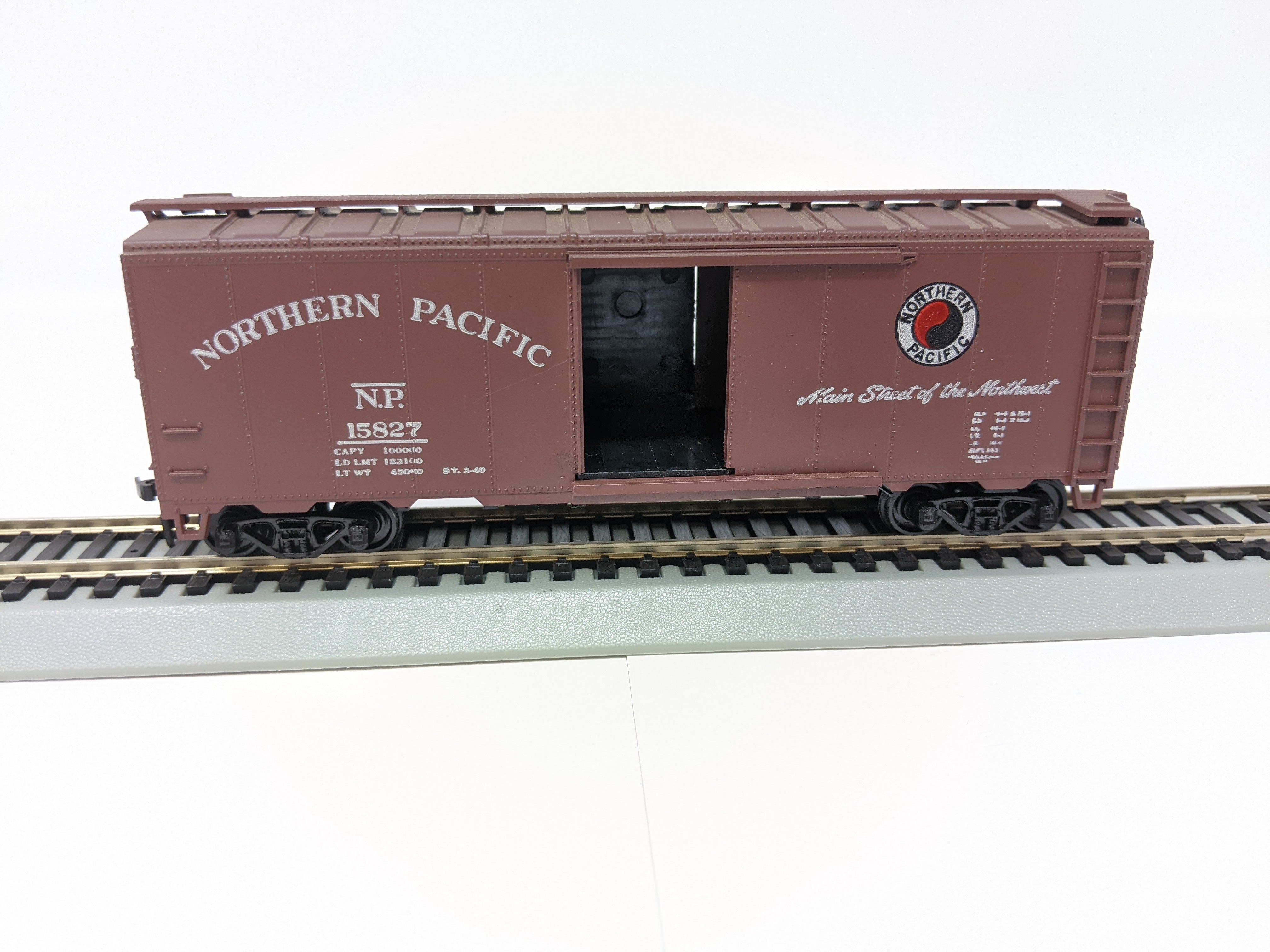 USED Athearn HO Scale, 40' Box Car, Northern Pacific NP #15827