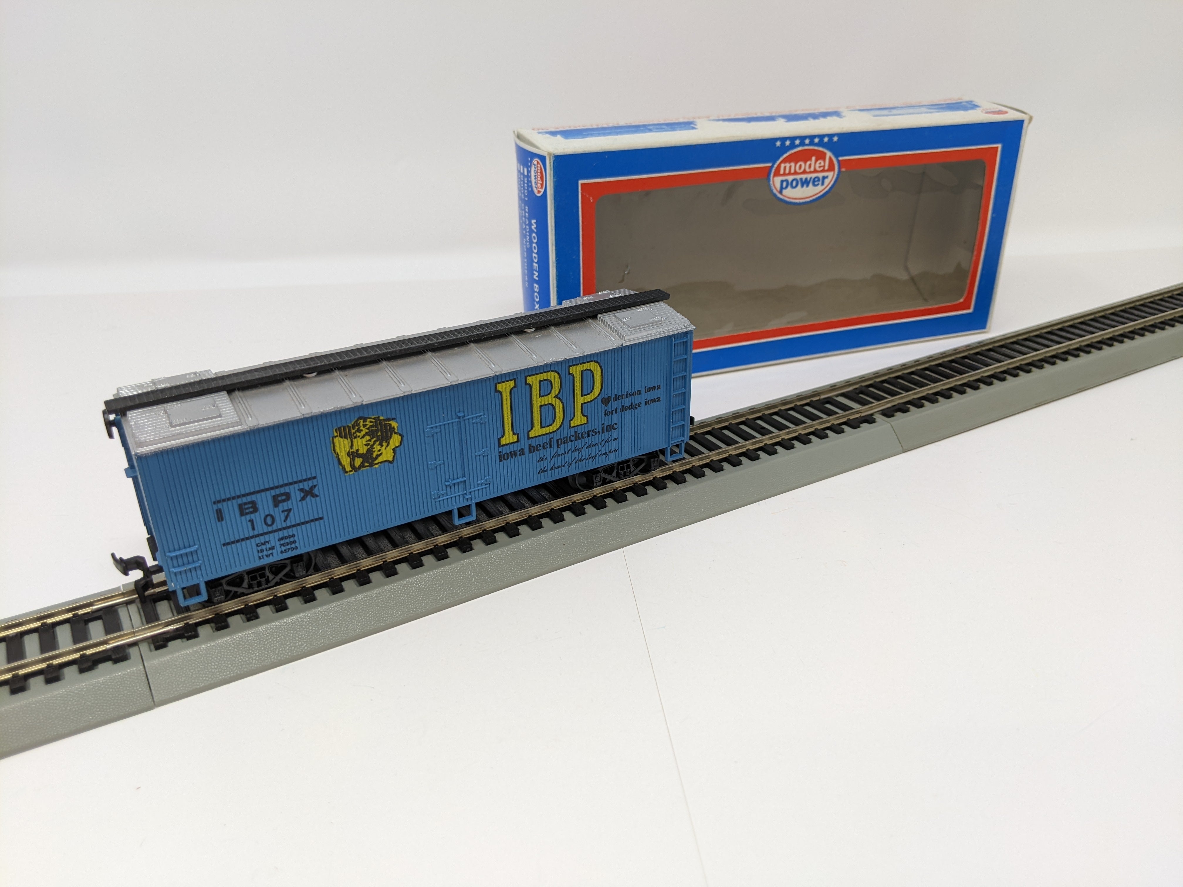 USED Model Power HO Scale, Wooden Box Car, Iowa Beef Packers IBPX #107