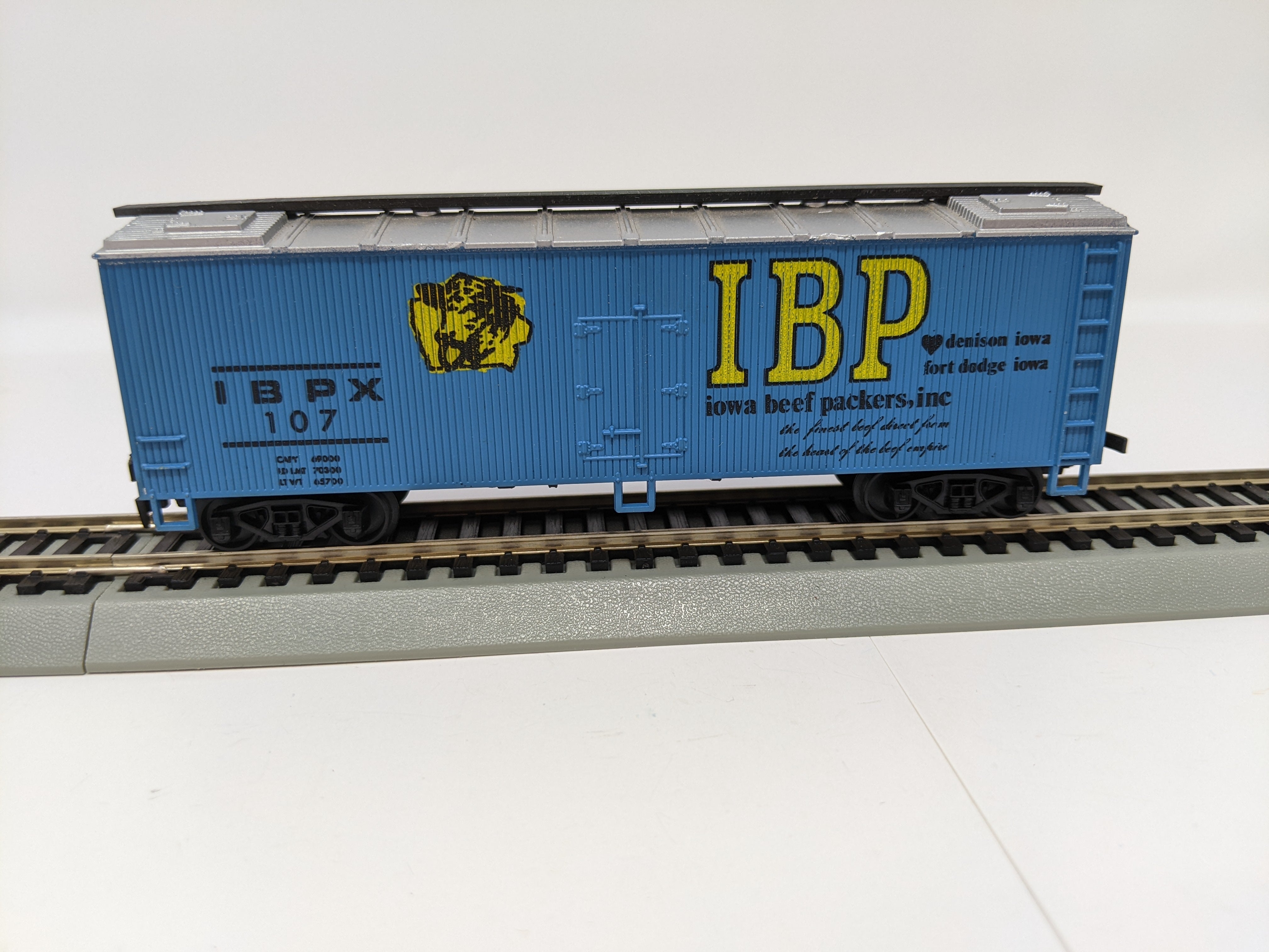 USED Model Power HO Scale, Wooden Box Car, Iowa Beef Packers IBPX #107