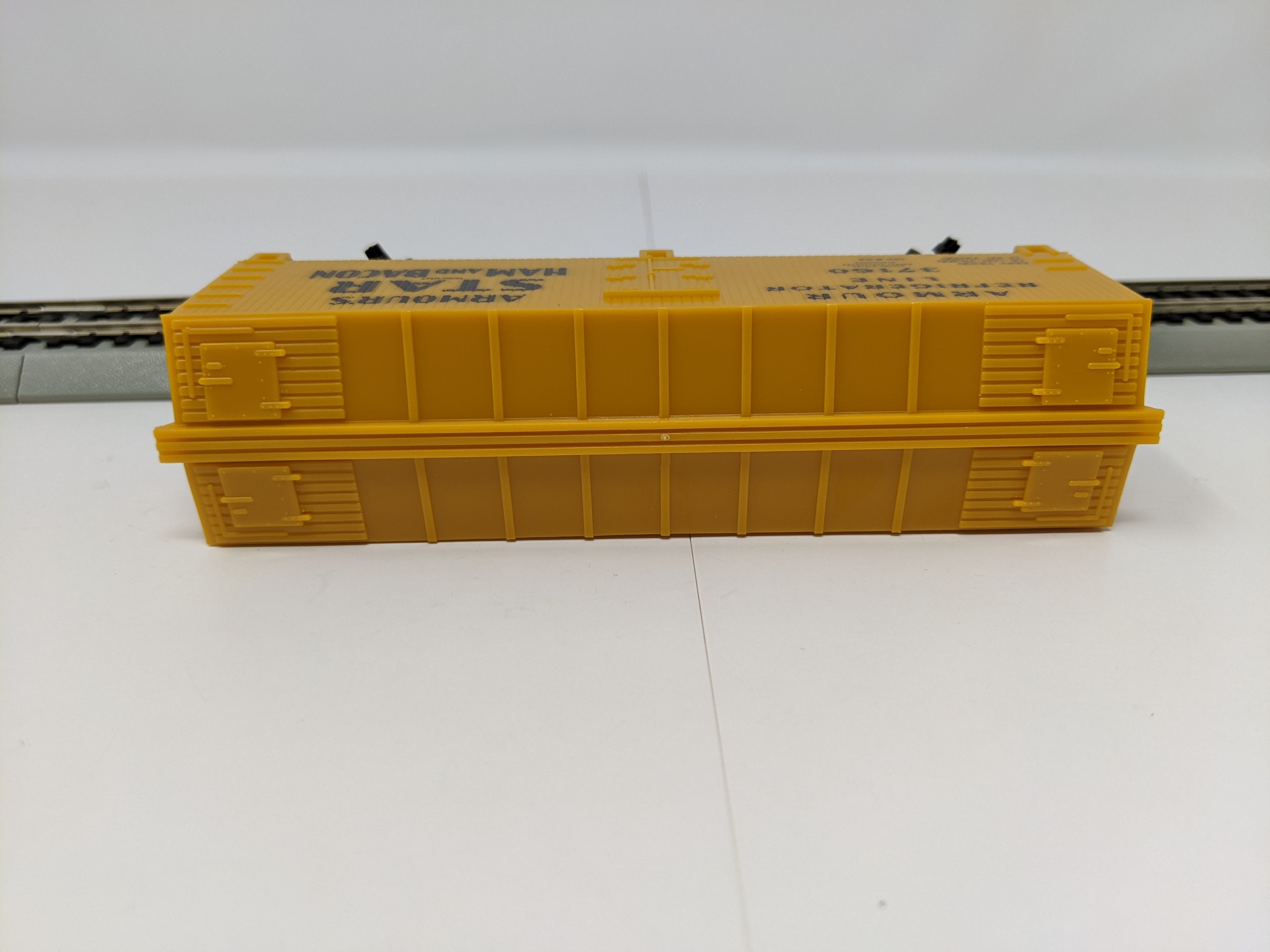 USED Industrial Rail HO Scale, 40' Wooden Box Car, Armour Refrigerator Line #37160