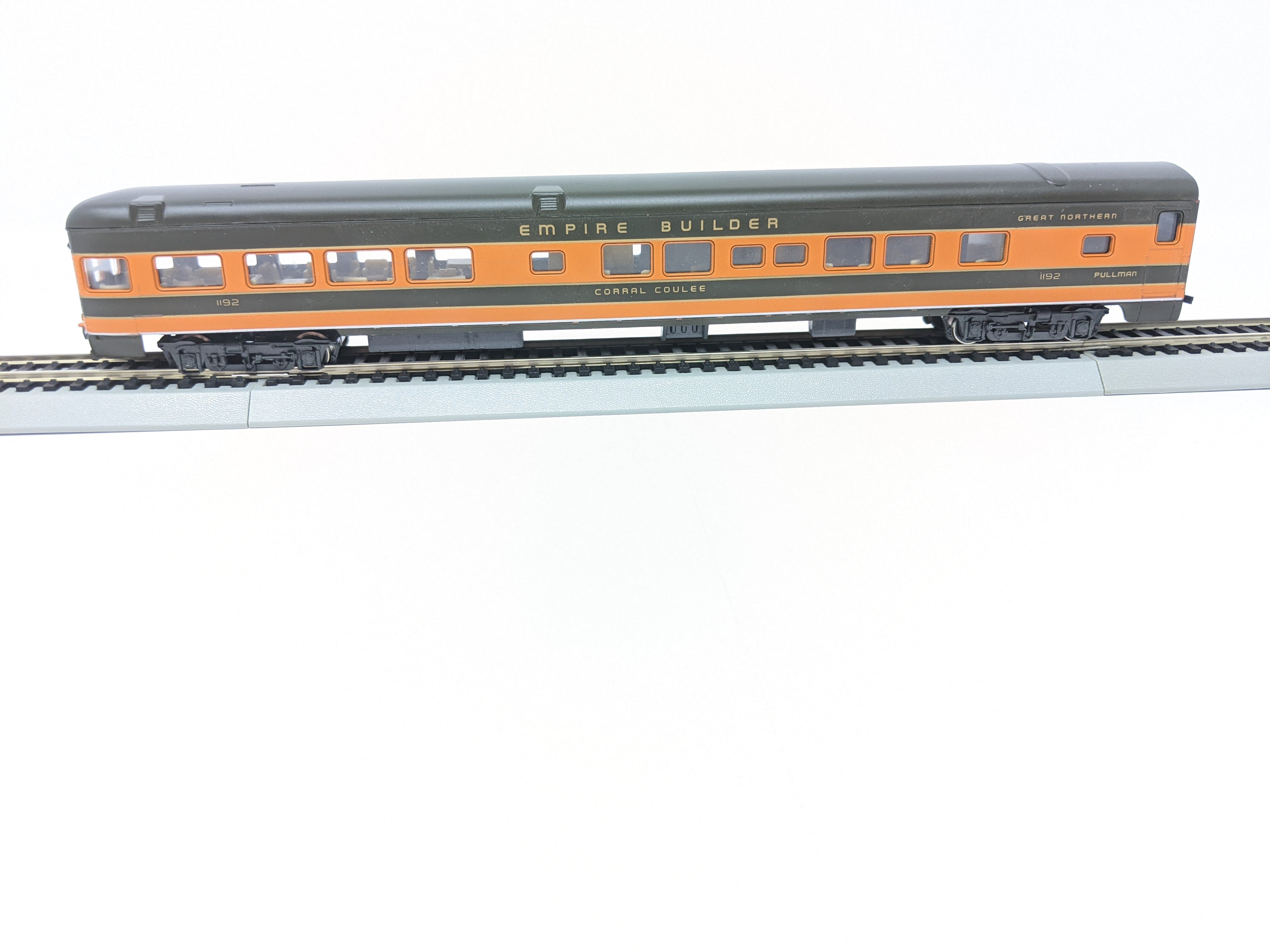 USED Rivarossi HO Scale, Observation Passenger Car, Great Northern #1192, Corral Coulee Pullman, Interior & Lights