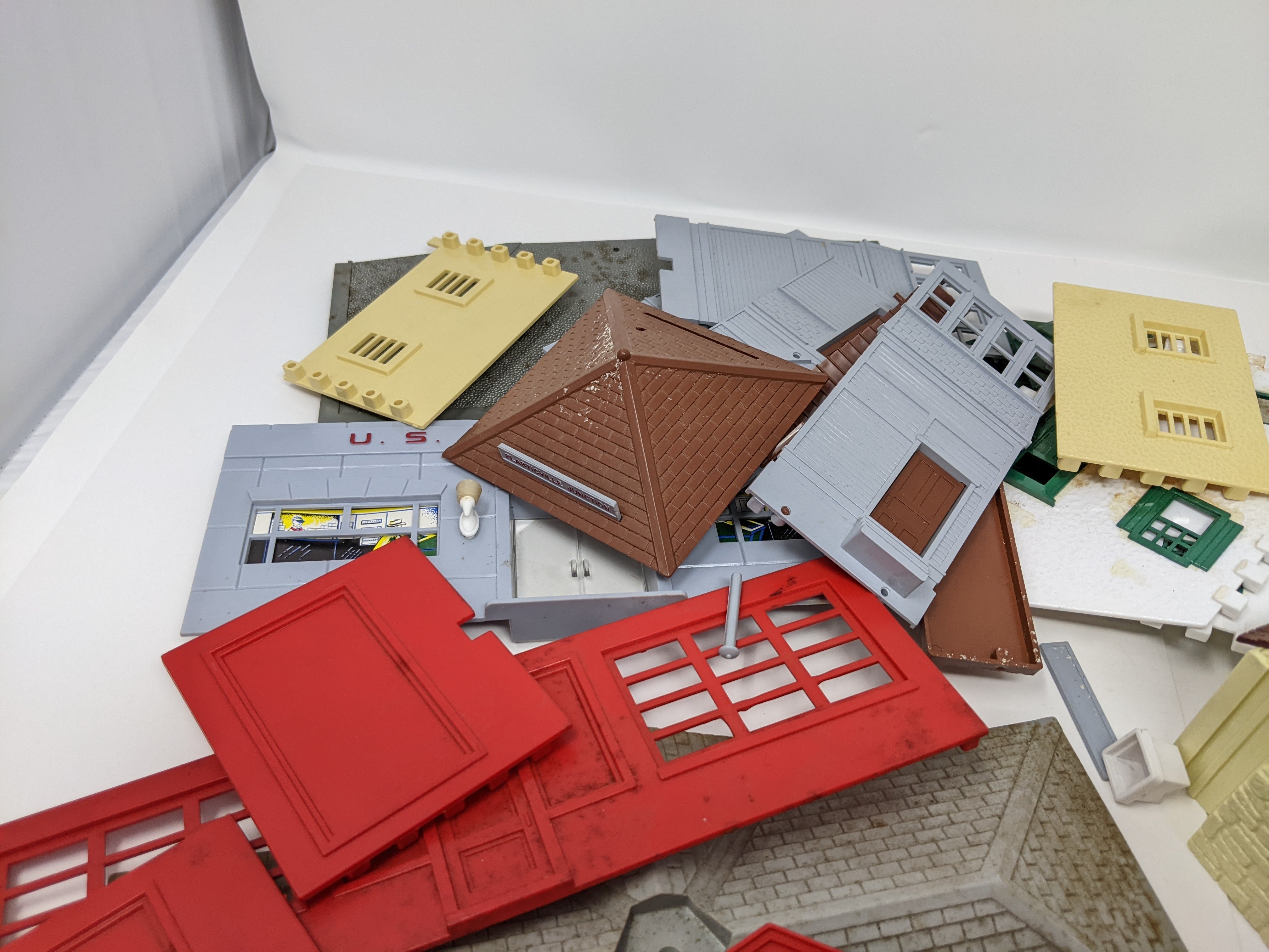USED O, Building Lot #5 (Parts, Pieces - Great for Scratch Building)