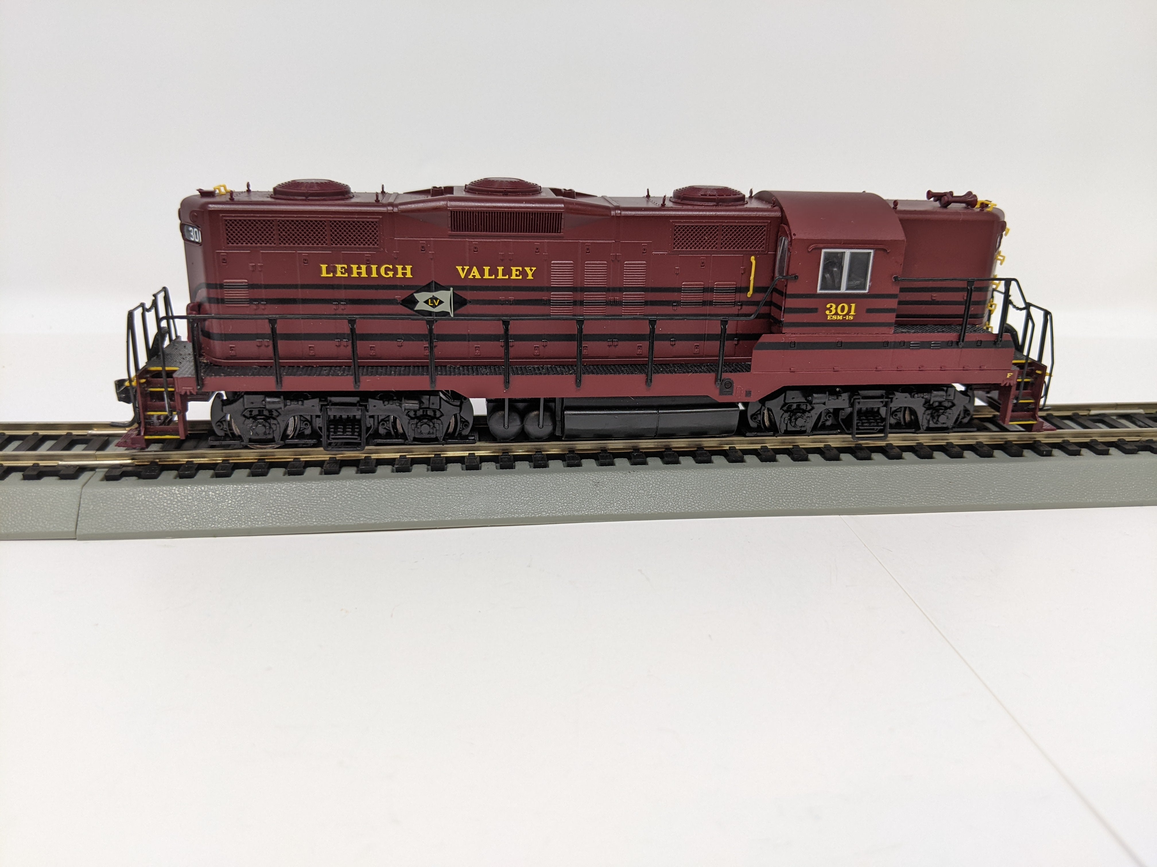 USED Life-Like HO Scale, EMD GP-9 Diesel Locomotive, Lehigh Valley #301, Proto (DC)