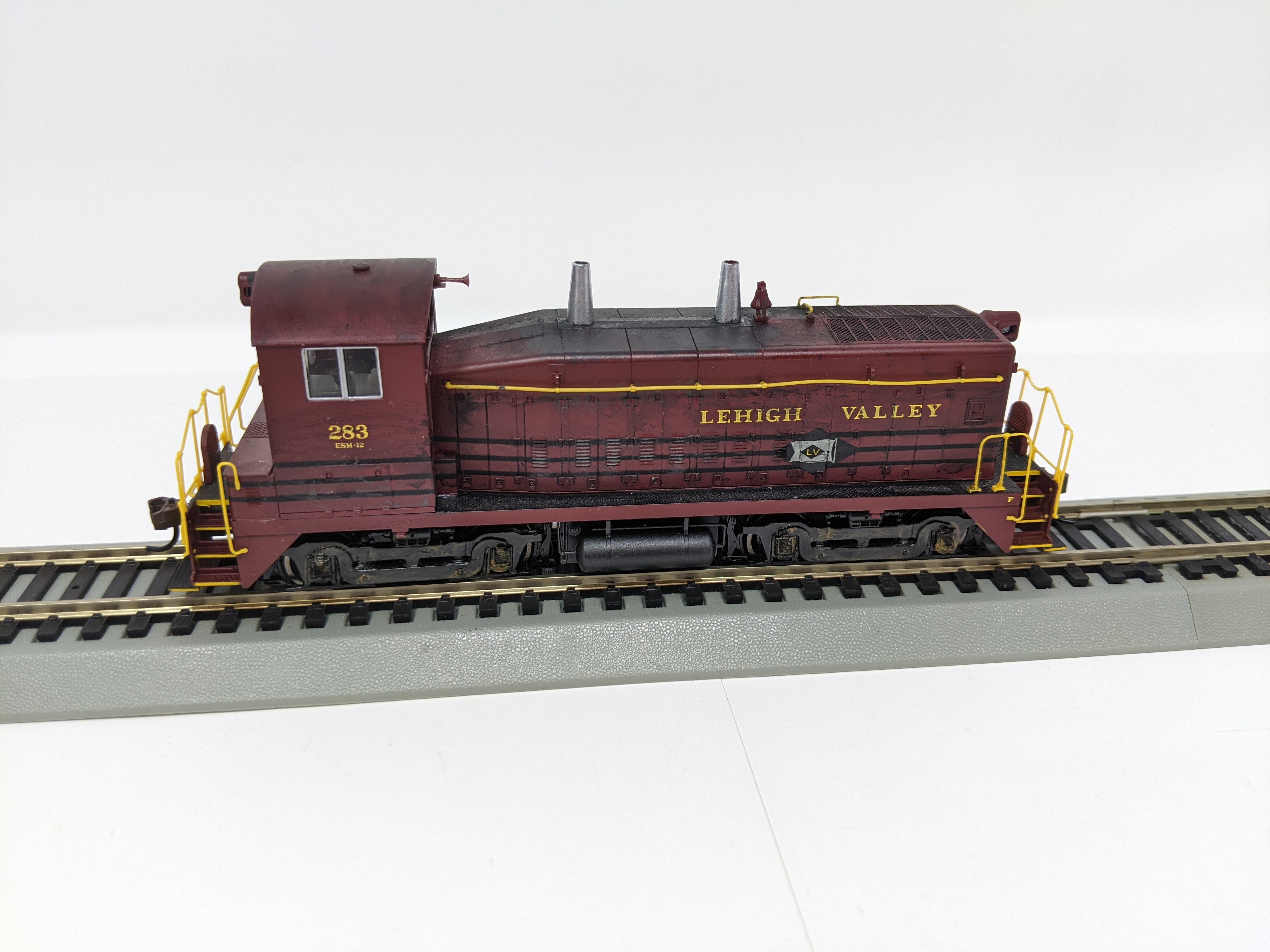 USED Life-Like HO Scale, SW9 Diesel Switcher Locomotive, Lehigh Valley #283, Weathered, Proto 2000 (DC)