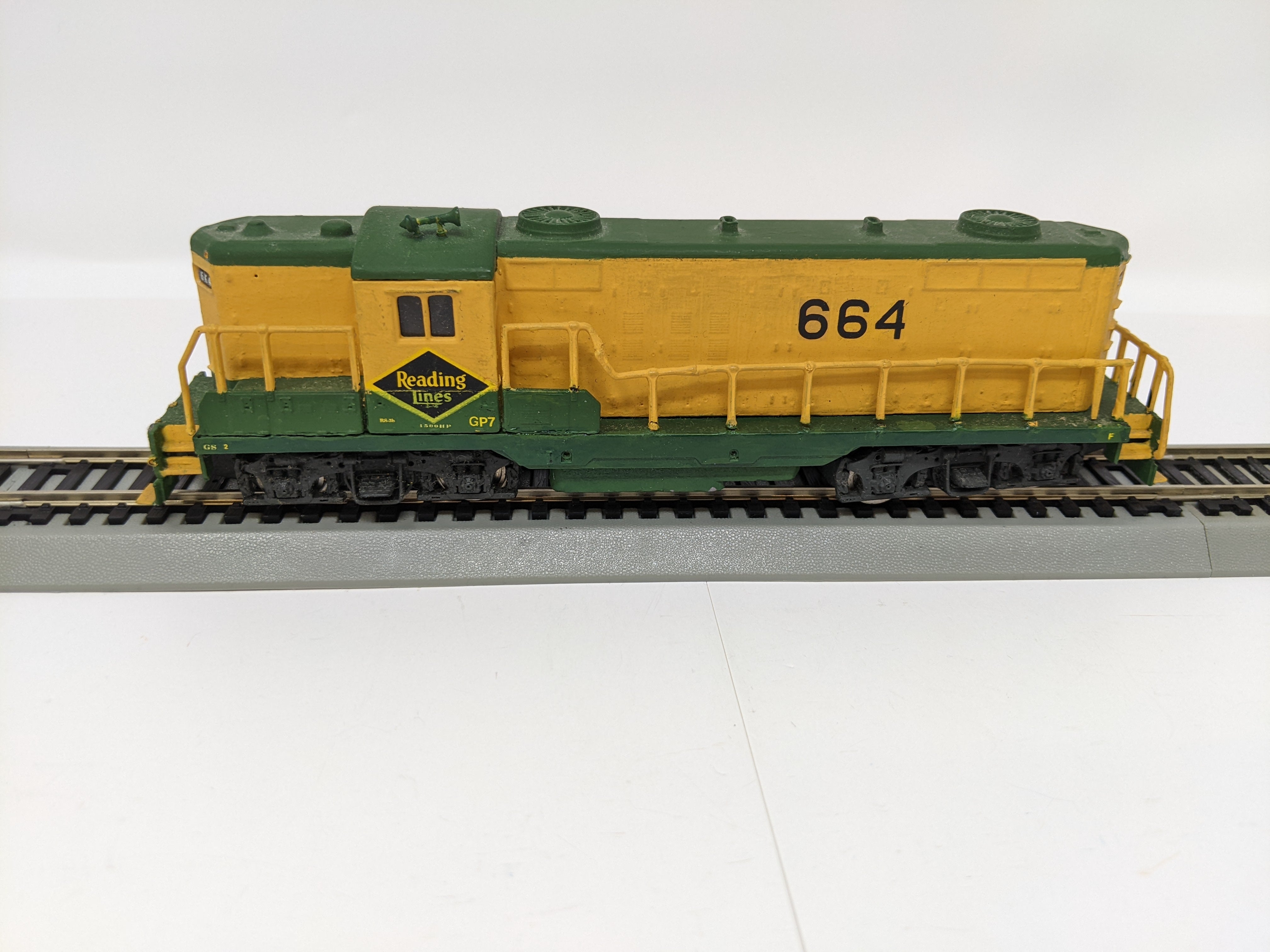 USED HO Scale, GP-7 Diesel Locomotive, Reading #664, Custom (DC)