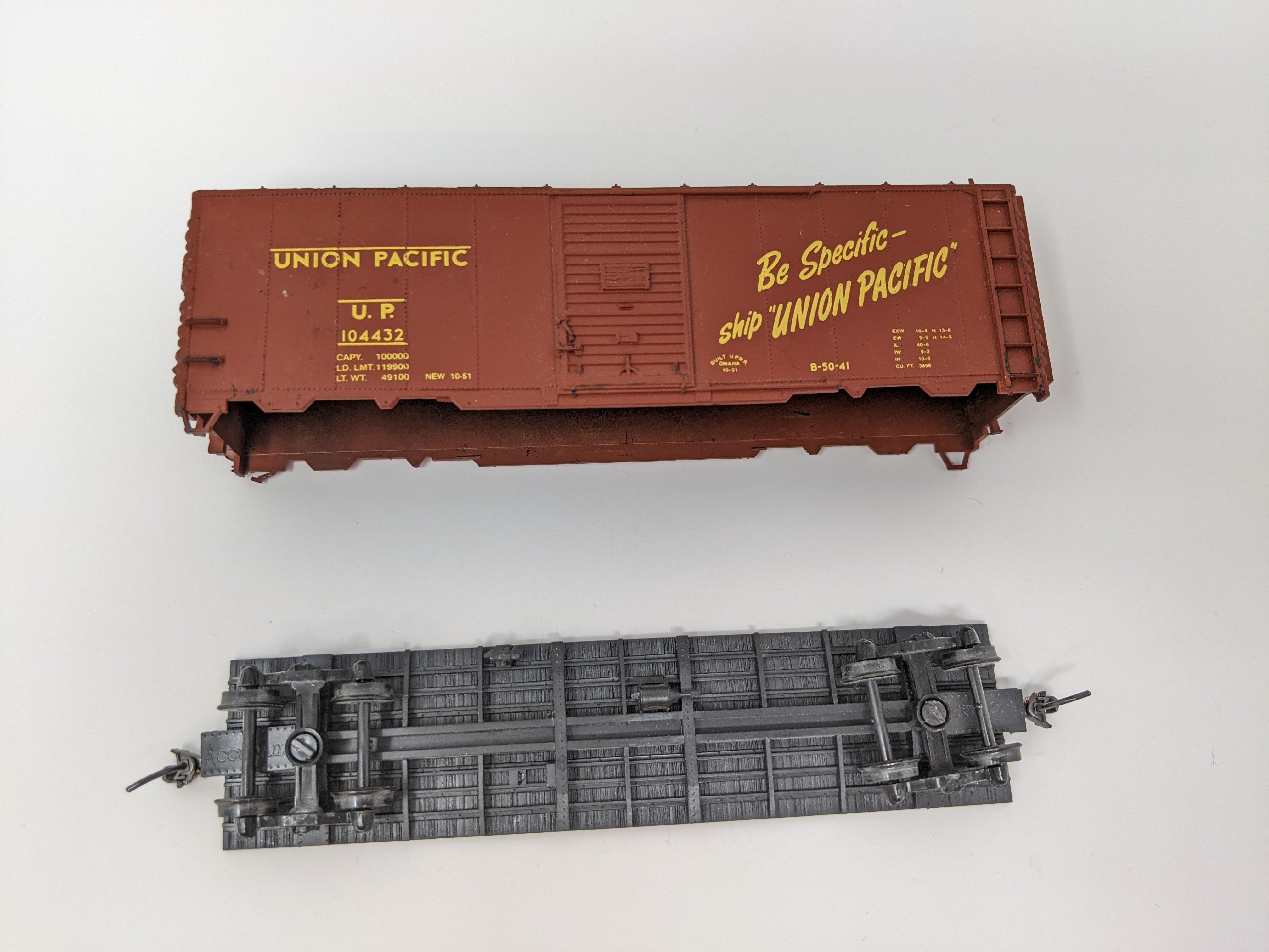 USED Accurail HO Scale, 40' Steel Box Car, Union Pacific UP #104432, Needs Work