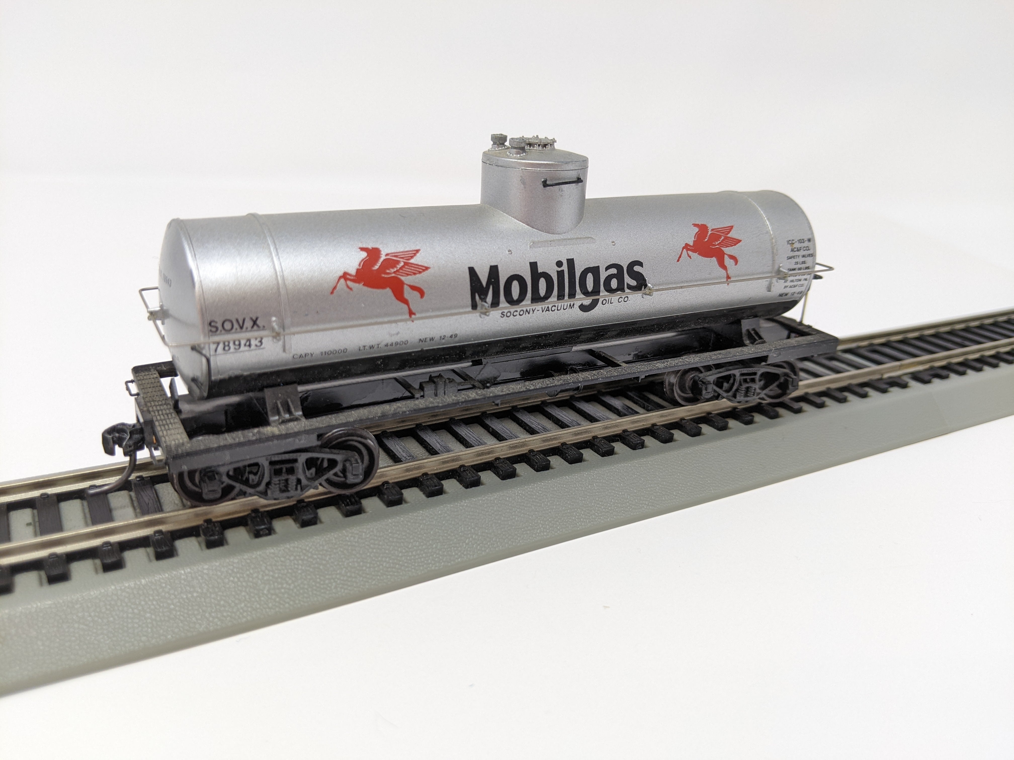 USED Red Caboose HO Scale, Single Dome Tank Car, Mobilgas SOVX #78943