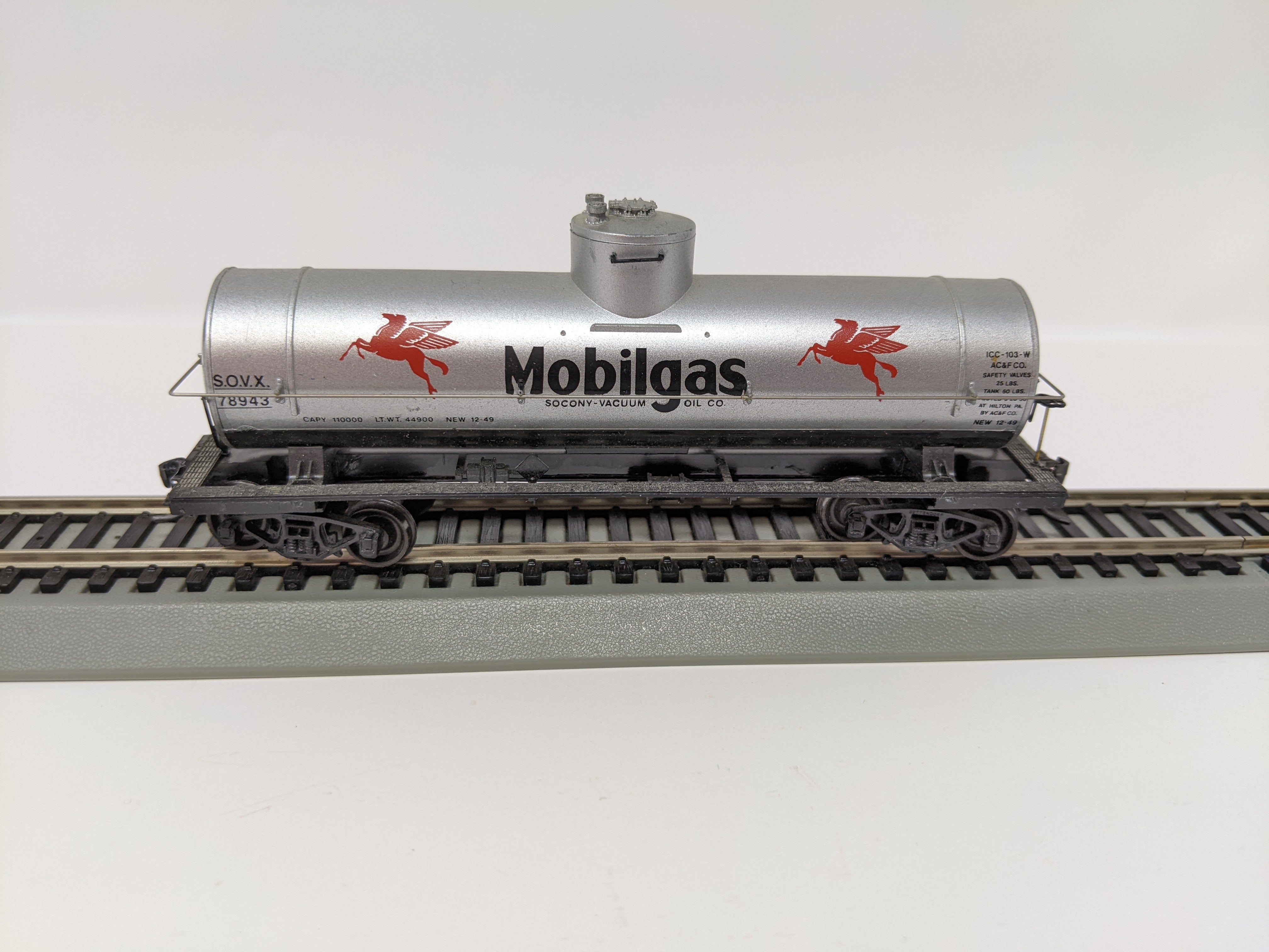 USED Red Caboose HO Scale, Single Dome Tank Car, Mobilgas SOVX #78943