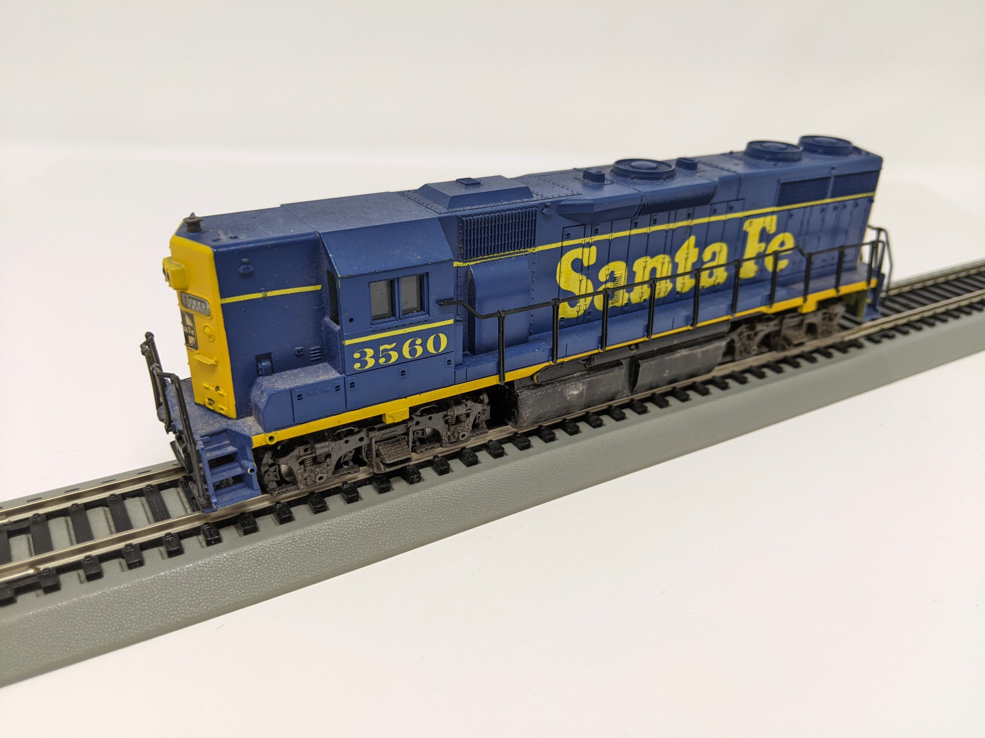 USED Atlas HO Scale, GP-38 Diesel Locomotive, Santa Fe #3560, Runs