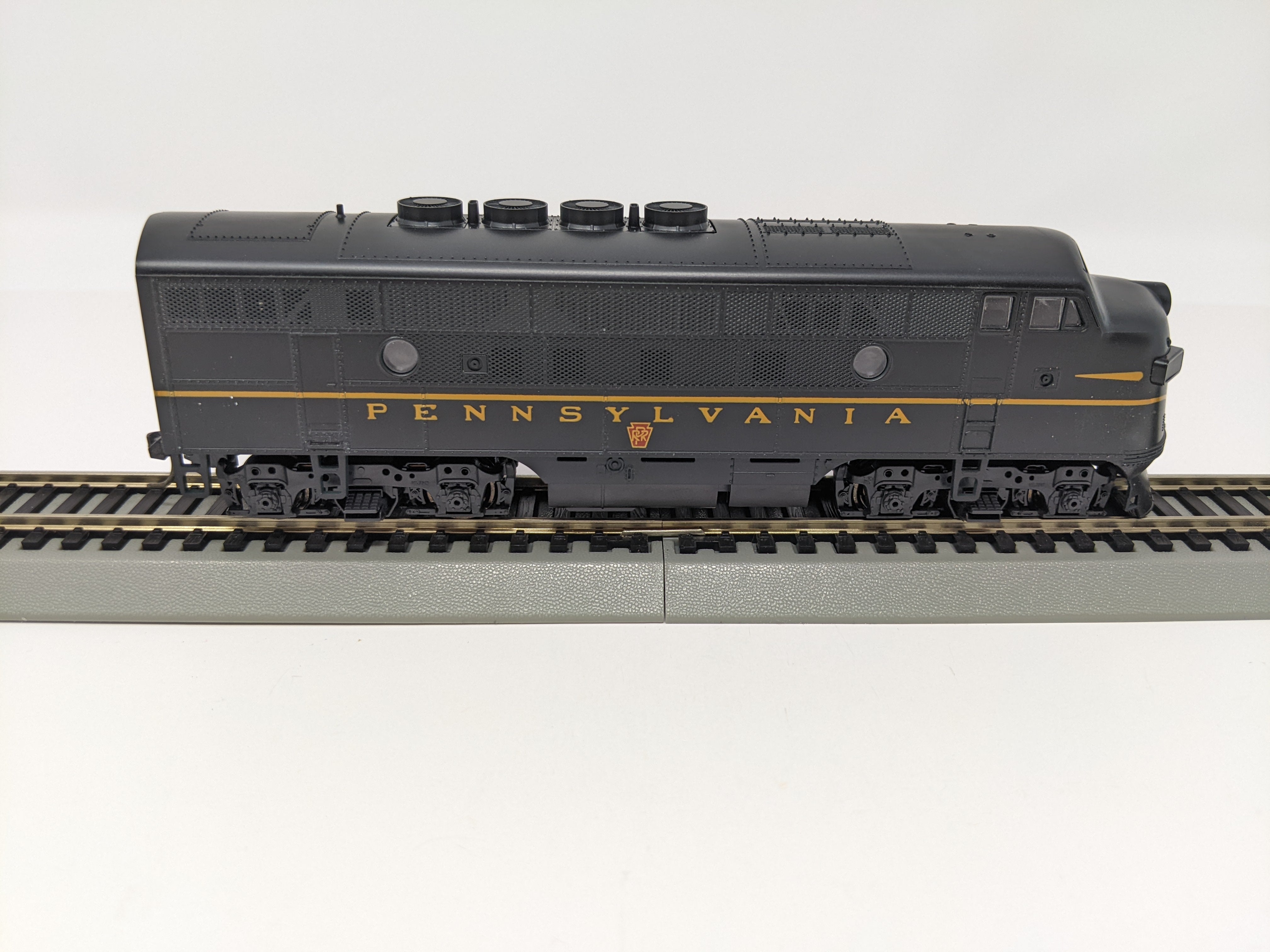 USED Stewart Hobbies 8110 HO Scale, F3A Phase 2 Diesel Locomotive, Pennsylvania , High Fans (DC)