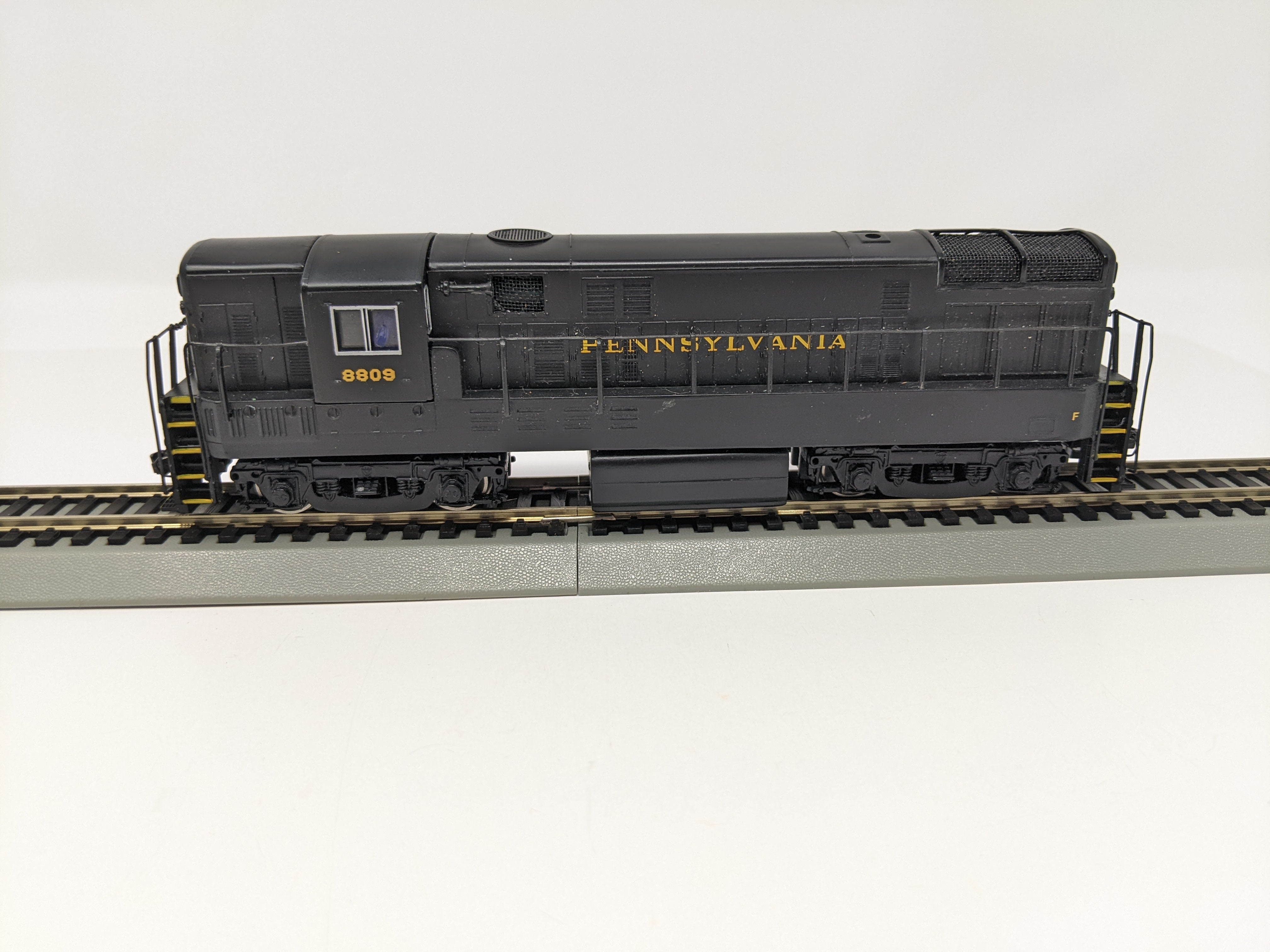 USED Bachmann 81206 HO Scale, Fairbanks Morse H16-44 Diesel Locomotive, Pennsylvania #8809, Spectrum (DCC Sound)