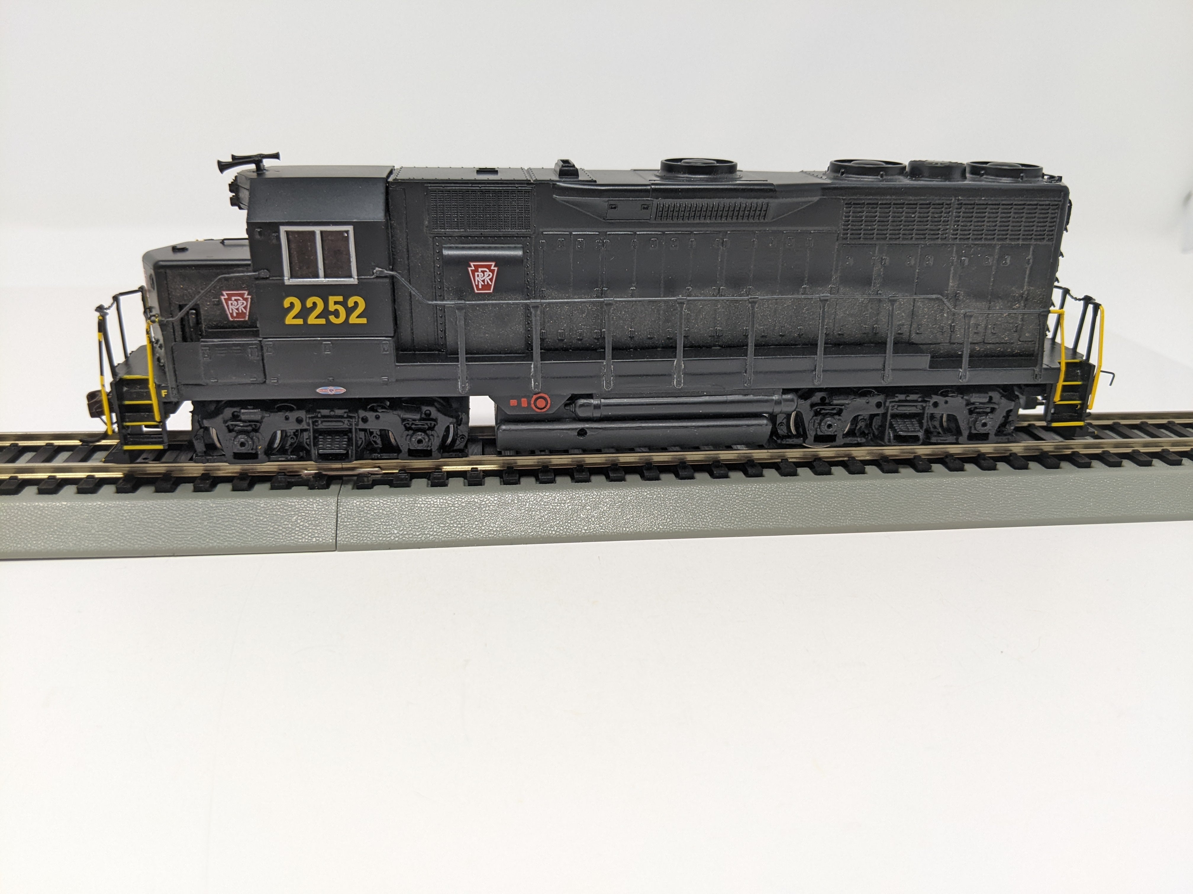 USED Bachmann HO Scale, GP35 Diesel Locomotive, Pennsylvania #2252 (DCC Sound)