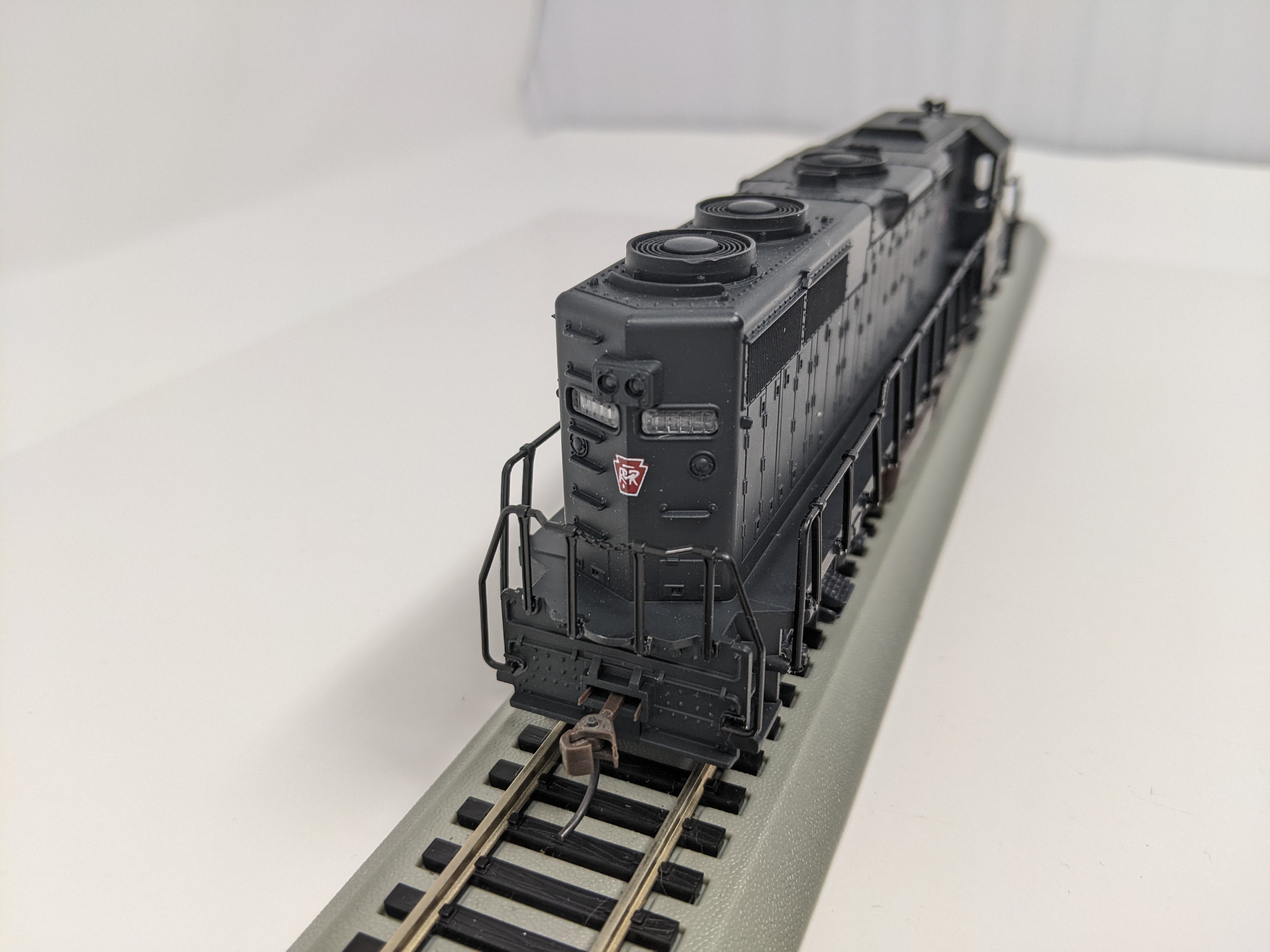 USED Con-Cor HO Scale, GP-38 Diesel Locomotive, Pennsylvania #2312 (DC)
