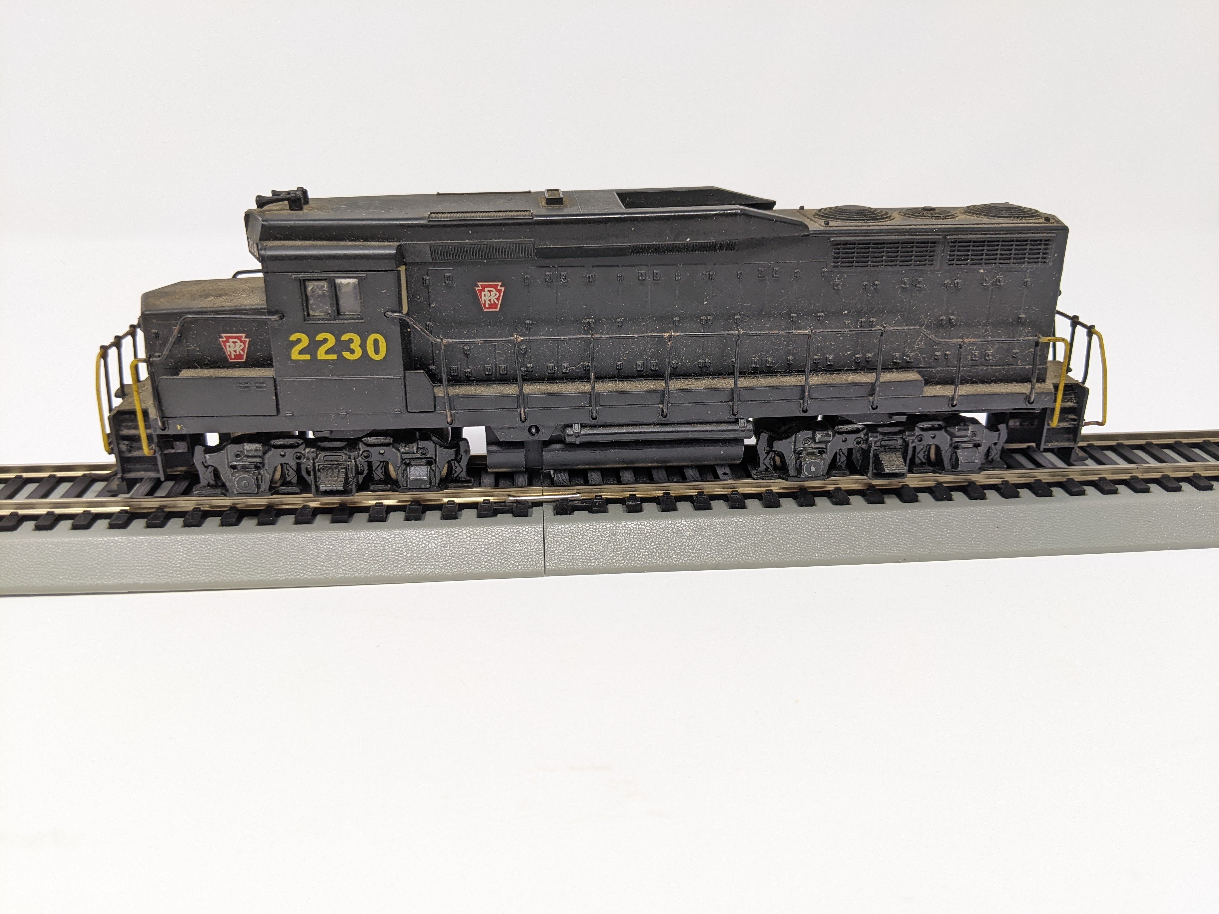 USED Bachmann HO Scale, GP30 Diesel Locomotive, Pennsylvania #2230 (Unpowered)