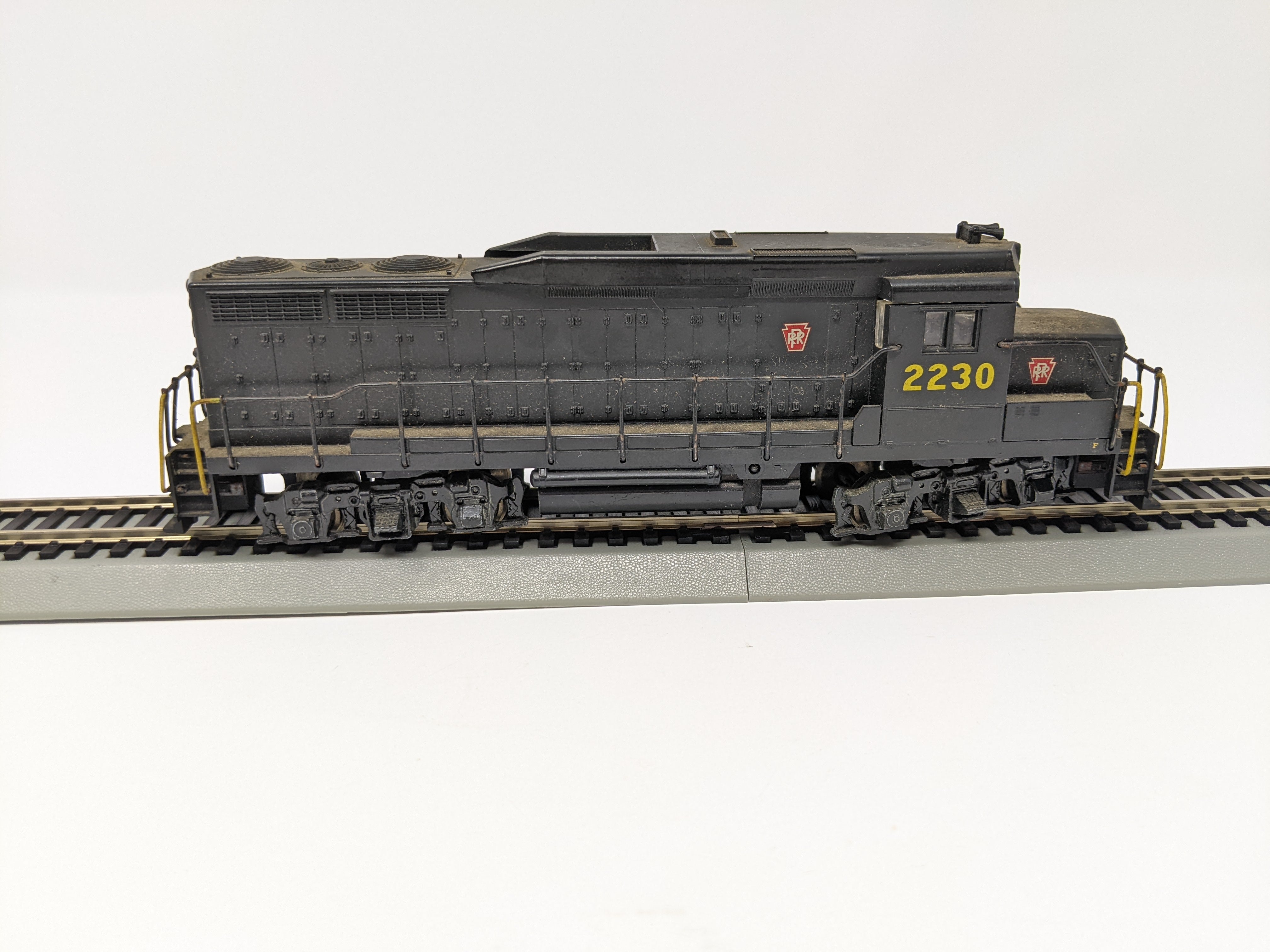 USED Bachmann HO Scale, GP30 Diesel Locomotive, Pennsylvania #2230 (Unpowered)