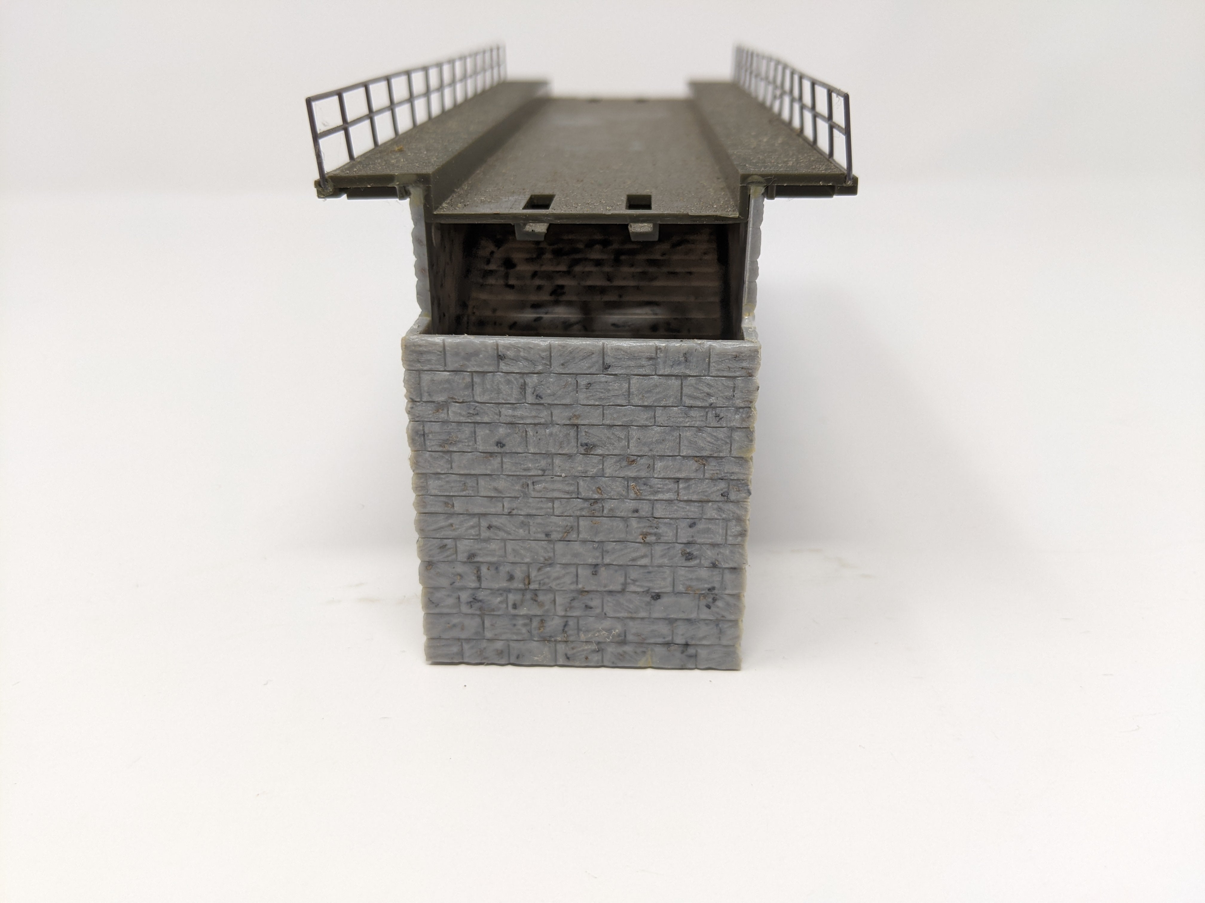 USED HO Scale, Cut Stone Viaduct Bridge Top Section - Straight