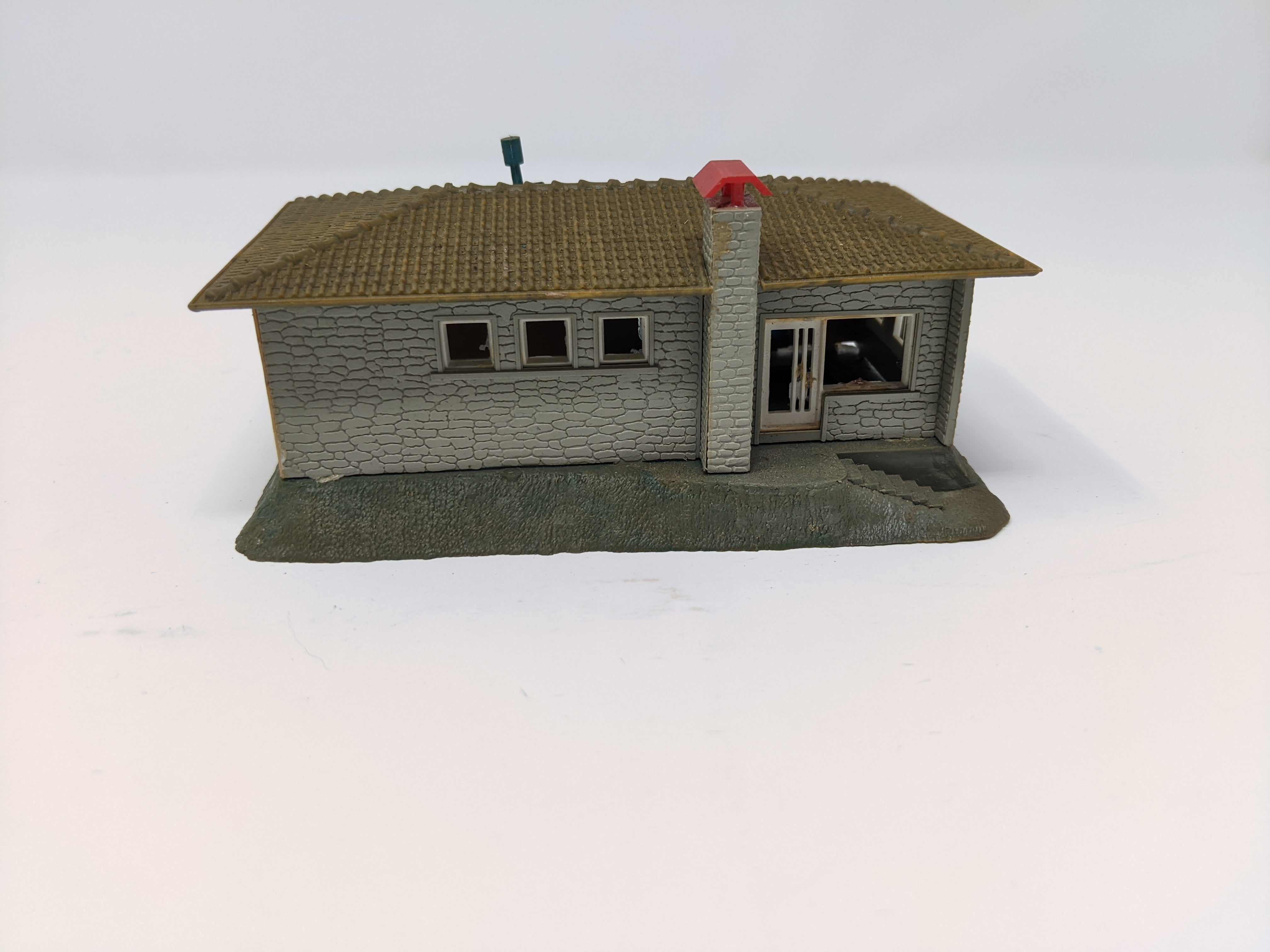 USED Pola HO Scale, House with Garage Building