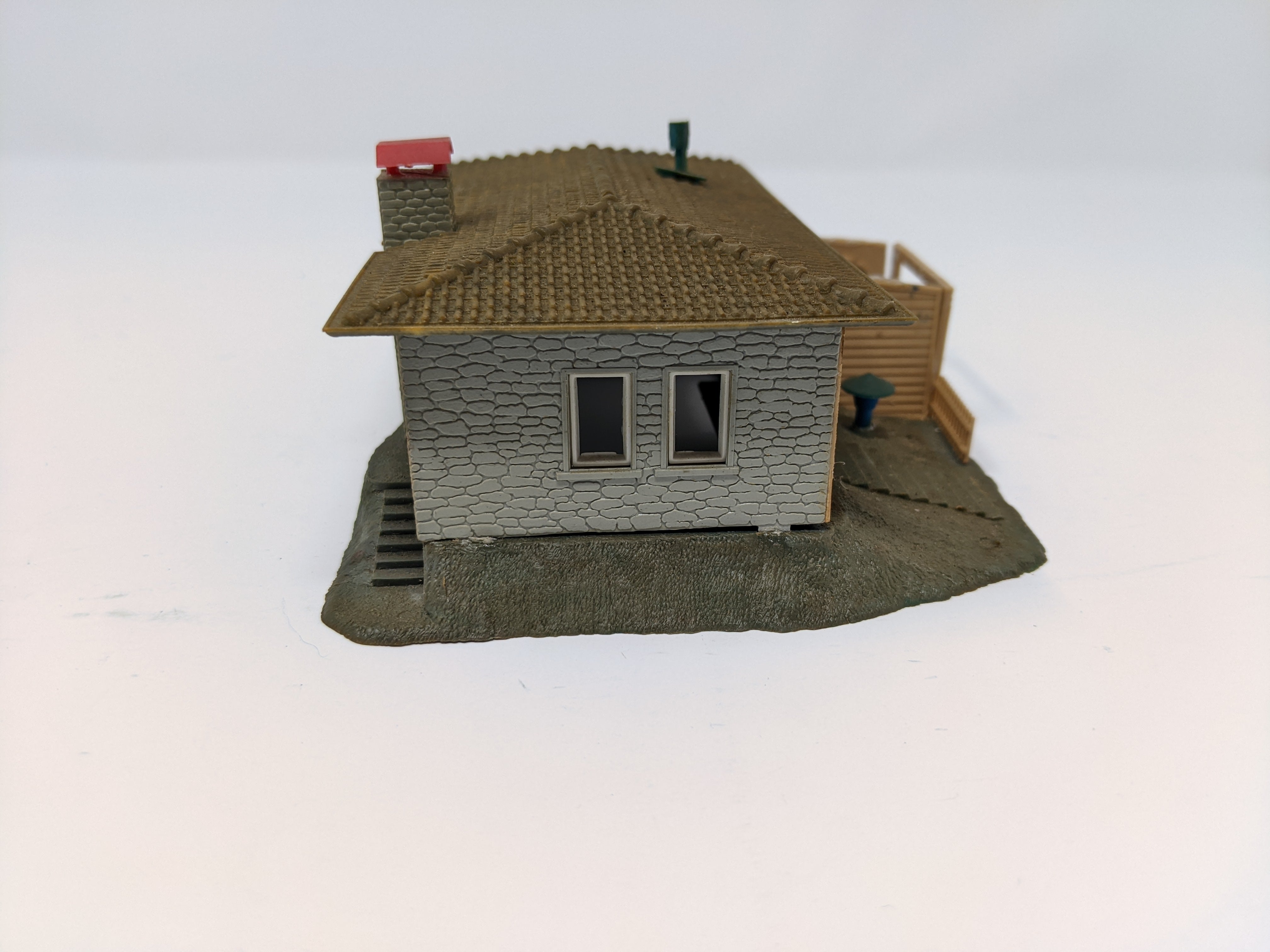 USED Pola HO Scale, House with Garage Building