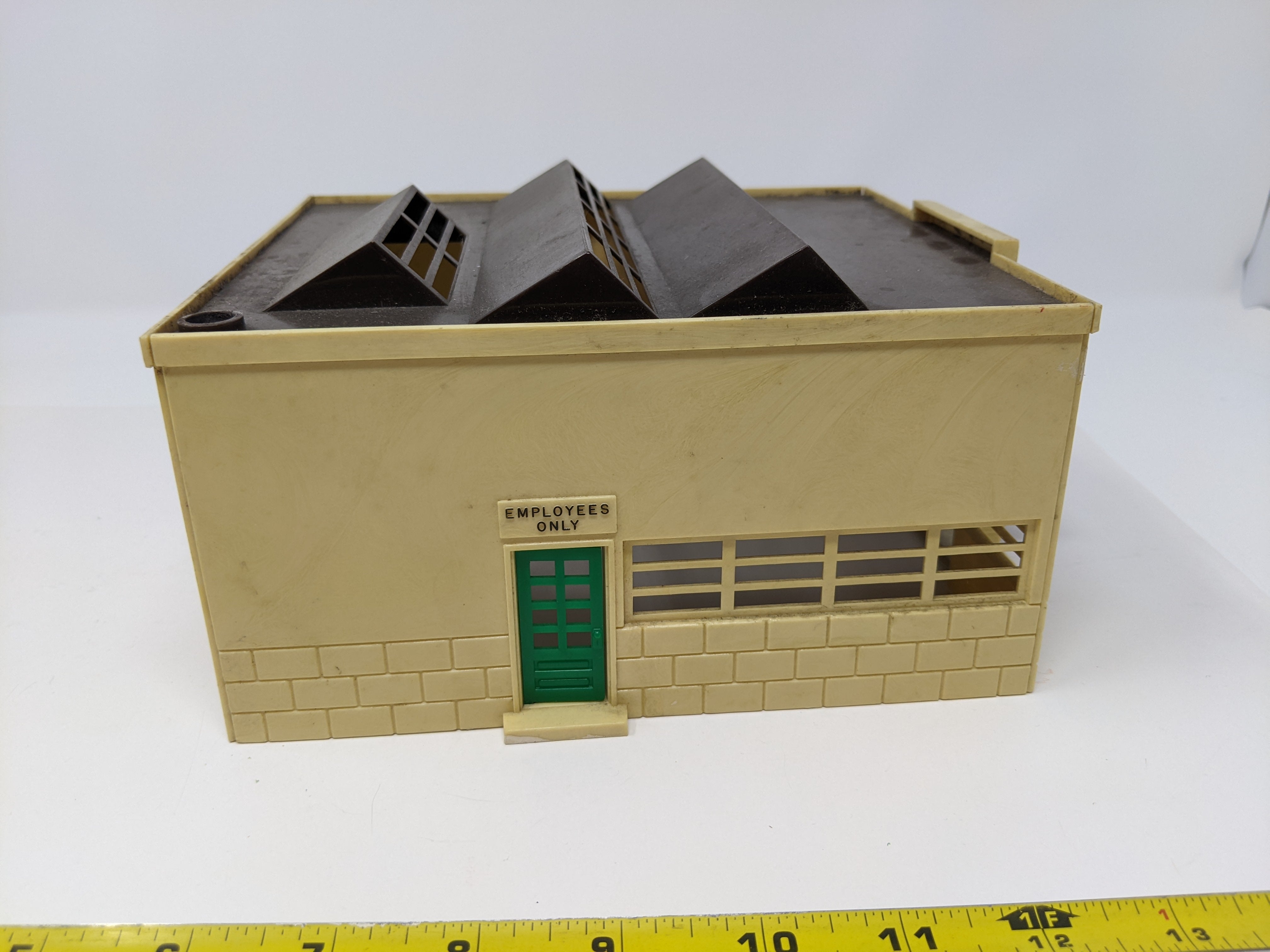 USED Bachmann Plasticville O, Plasticville MFG Shipping and Recieving Building