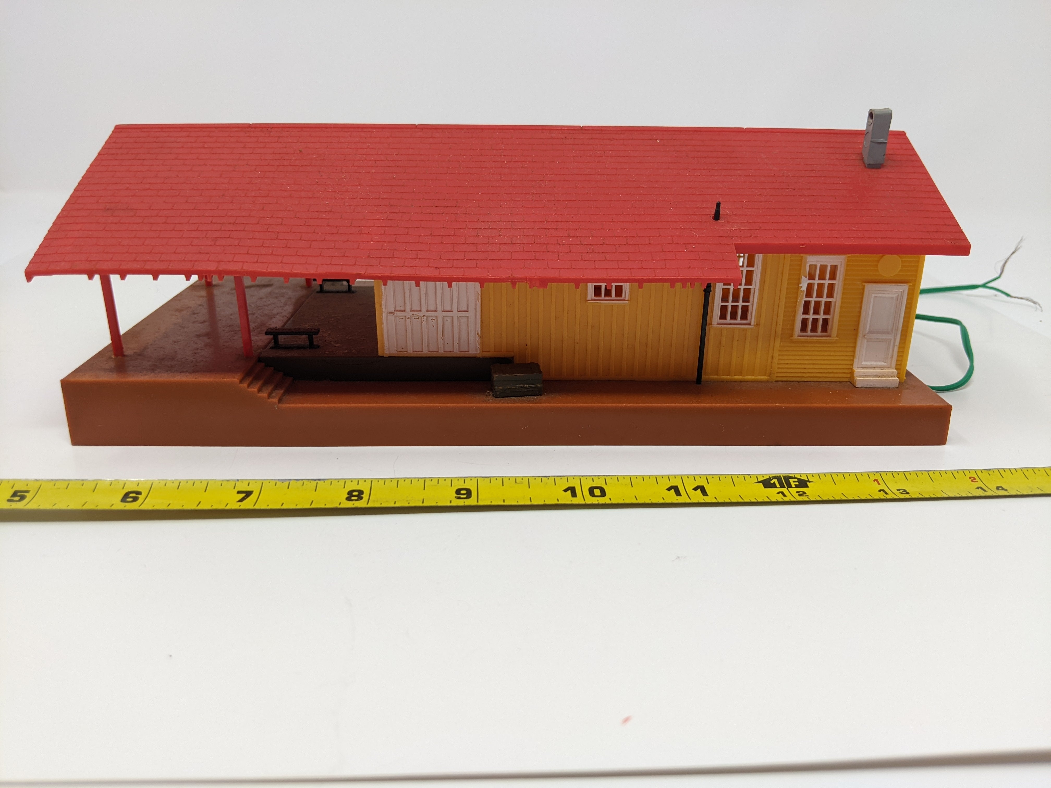 USED Bachmann HO Scale, Grovemont Lighted Freight Station