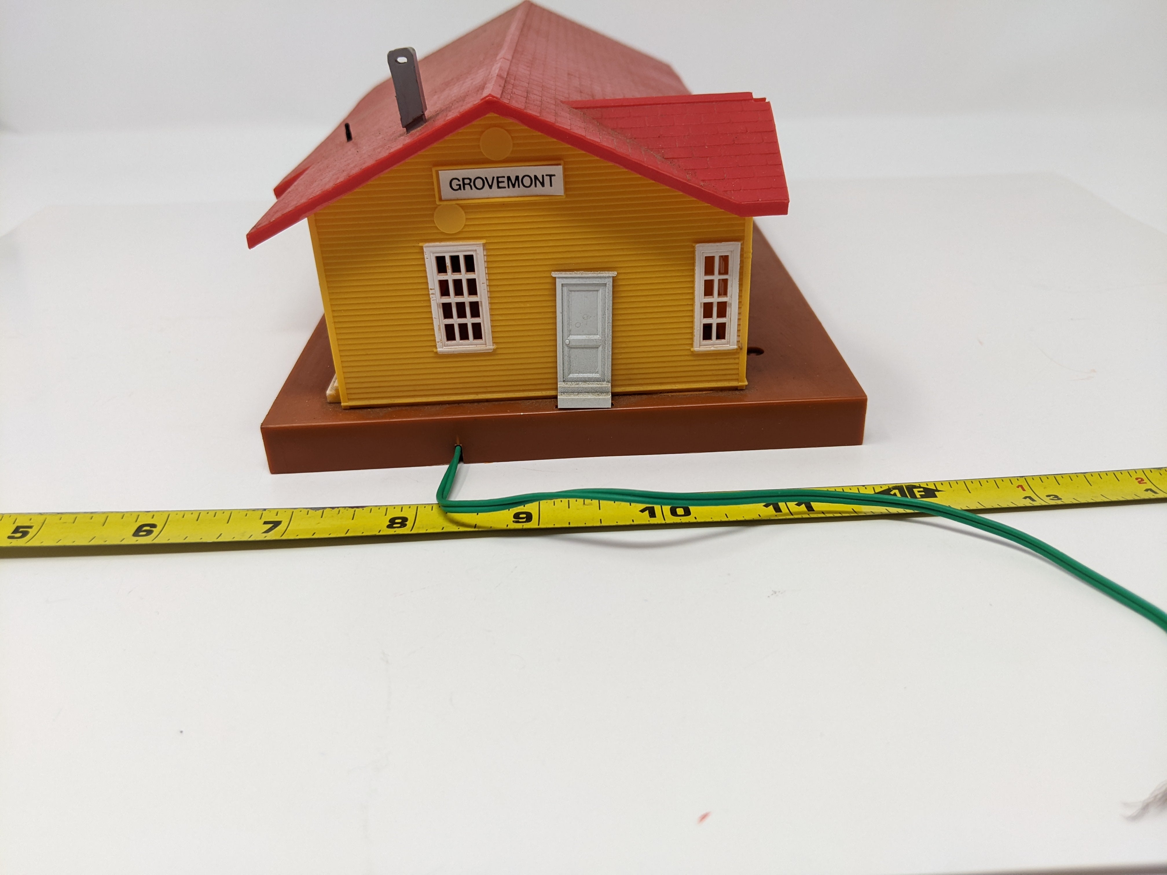 USED Bachmann HO Scale, Grovemont Lighted Freight Station