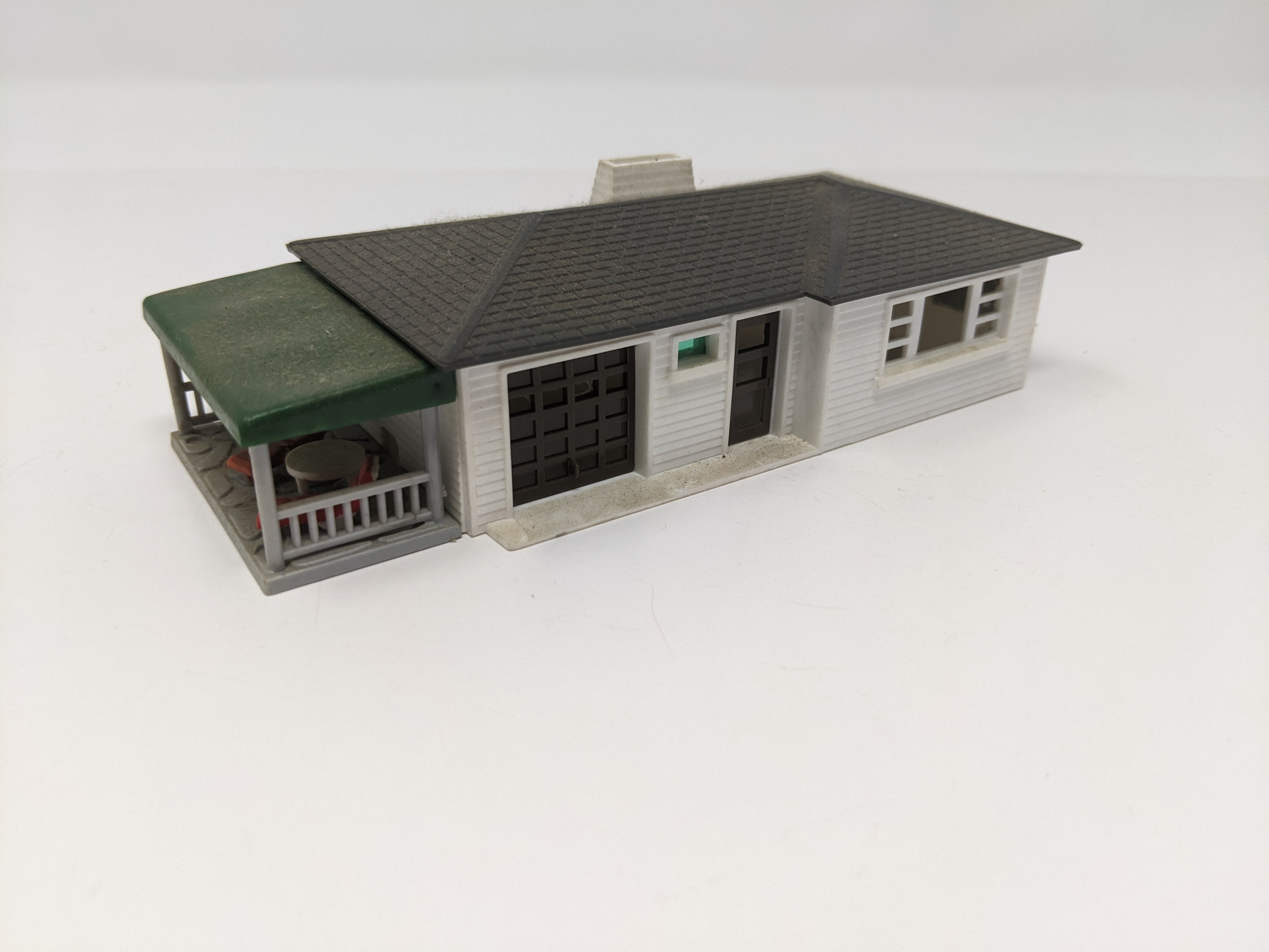USED Bachmann Plasticville HO Scale, Smal Ranch House with Patio Furniture, Read Description