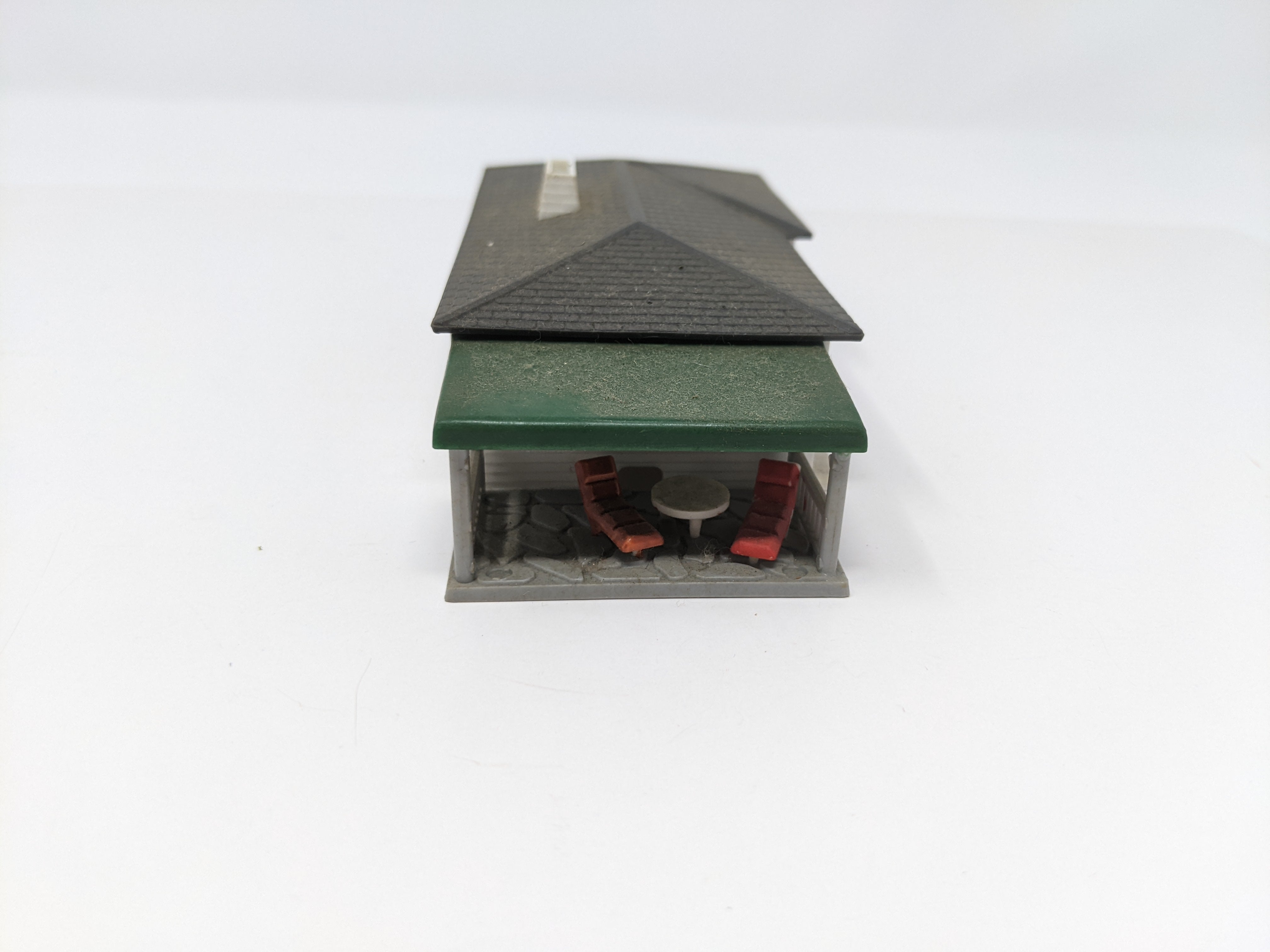 USED Bachmann Plasticville HO Scale, Smal Ranch House with Patio Furniture, Read Description