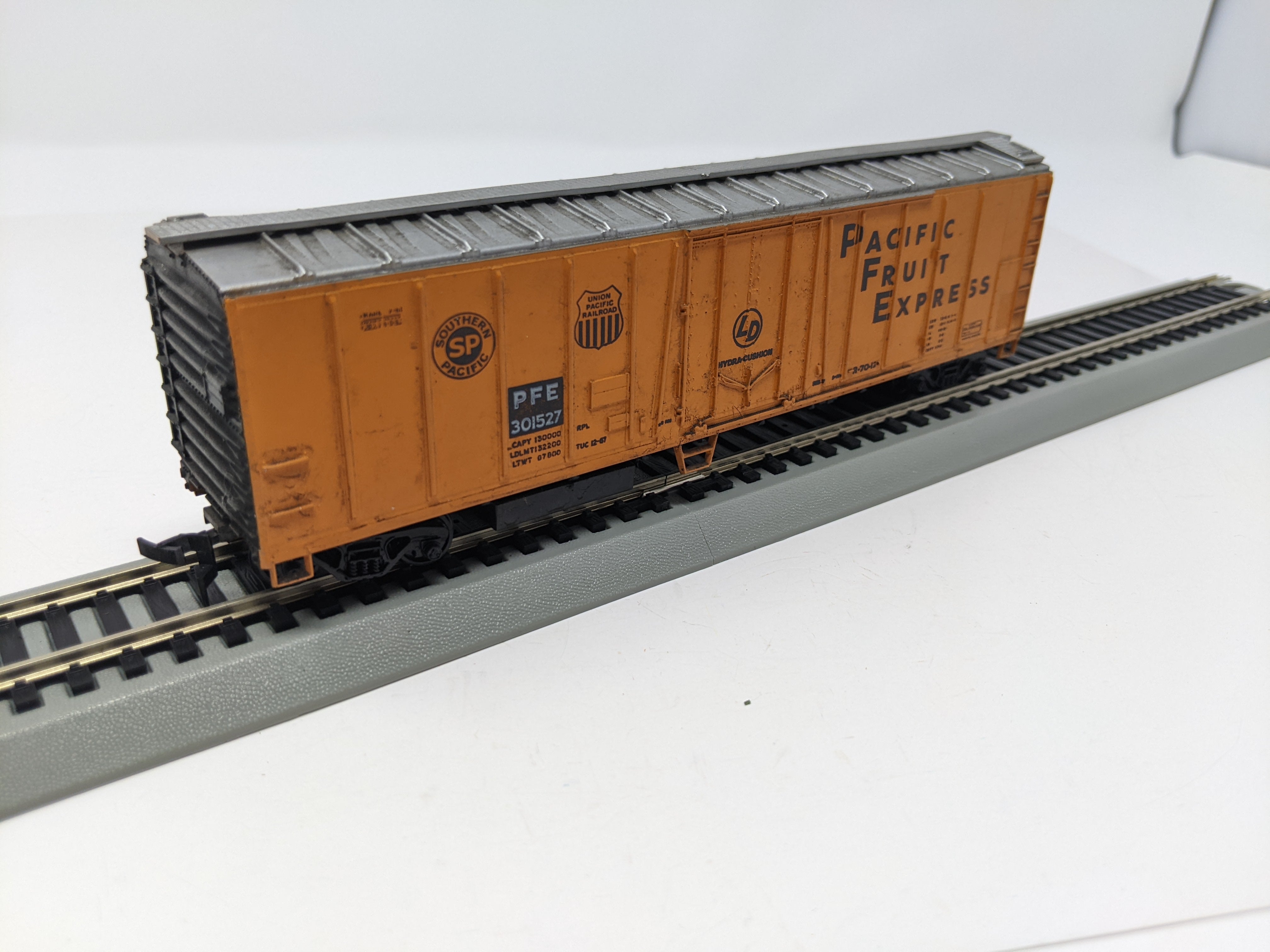 USED Athearn HO Scale, 50' Box Car, Pacific Fruit Express PFE #301527, Read Description