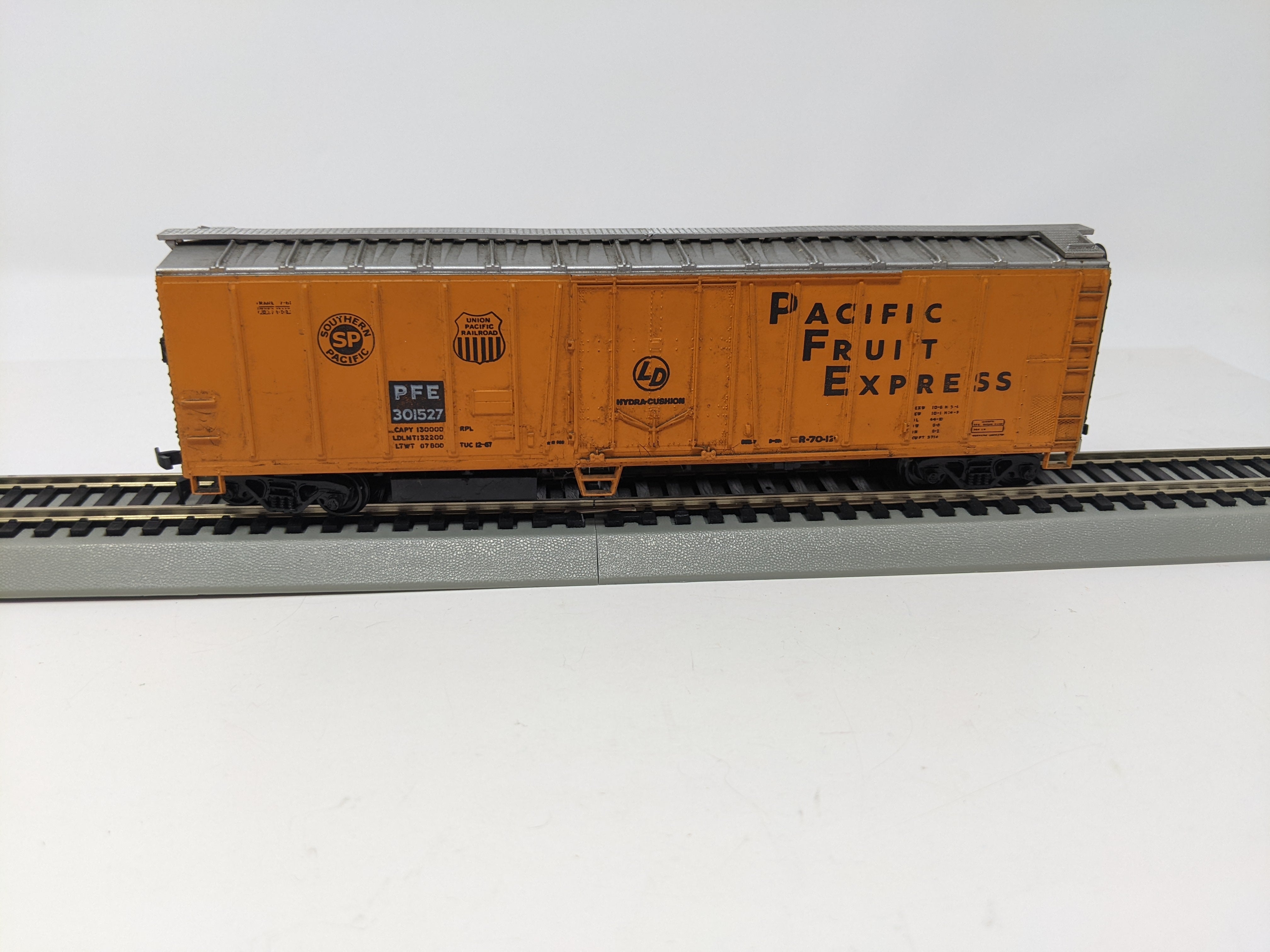 USED Athearn HO Scale, 50' Box Car, Pacific Fruit Express PFE #301527, Read Description