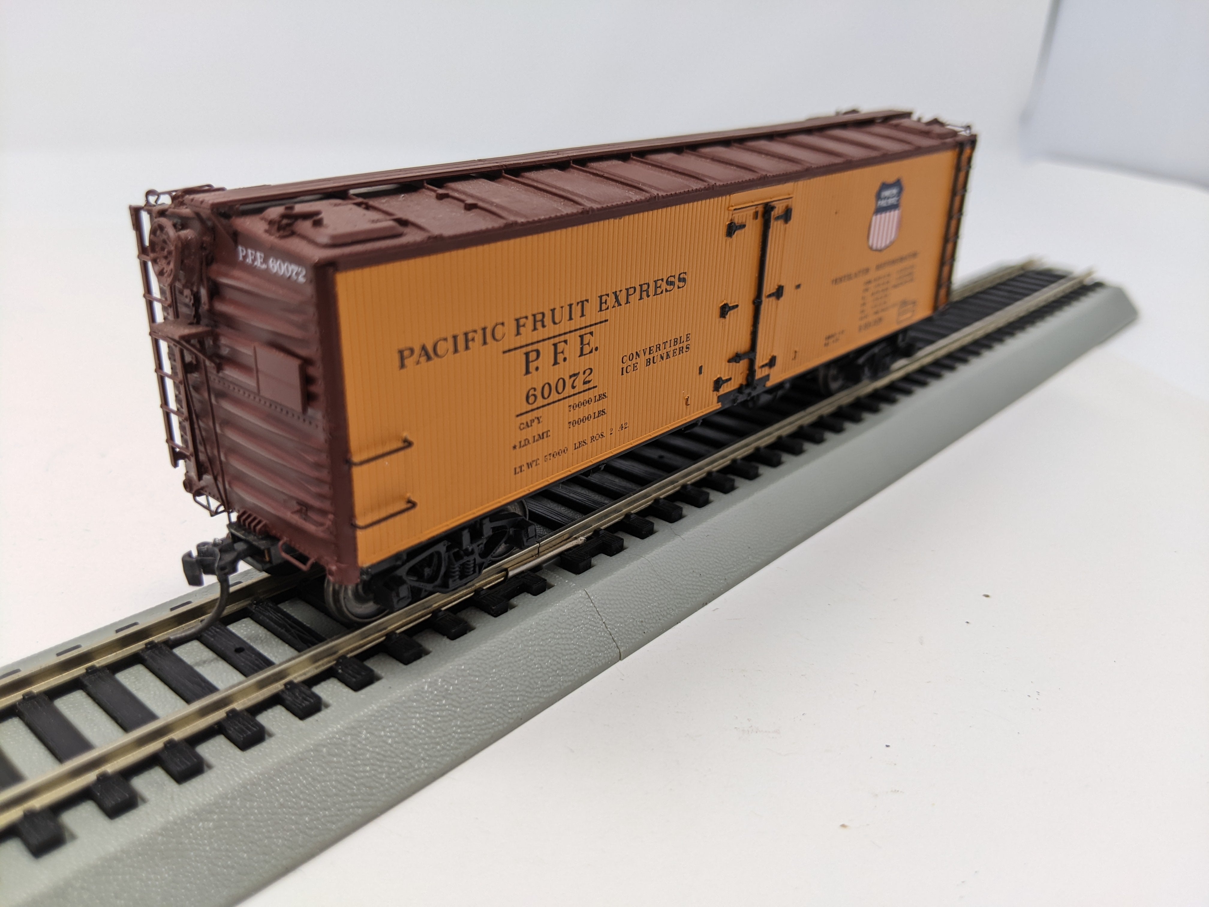 USED HO Scale, 40' Wooden Reefer Box Car, Pacific Fruit Express PFE #60072, Read Description