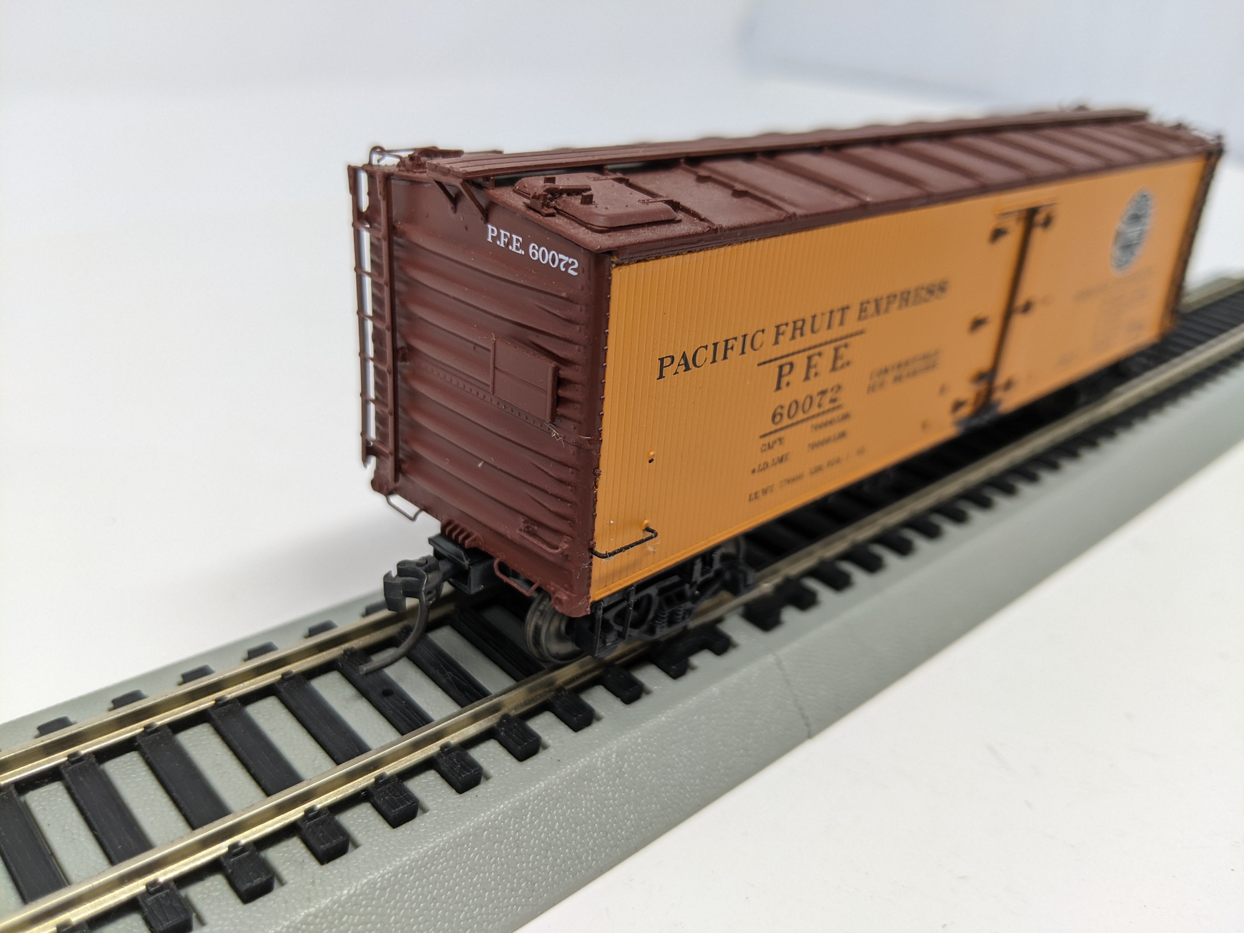 USED HO Scale, 40' Wooden Reefer Box Car, Pacific Fruit Express PFE #60072, Read Description