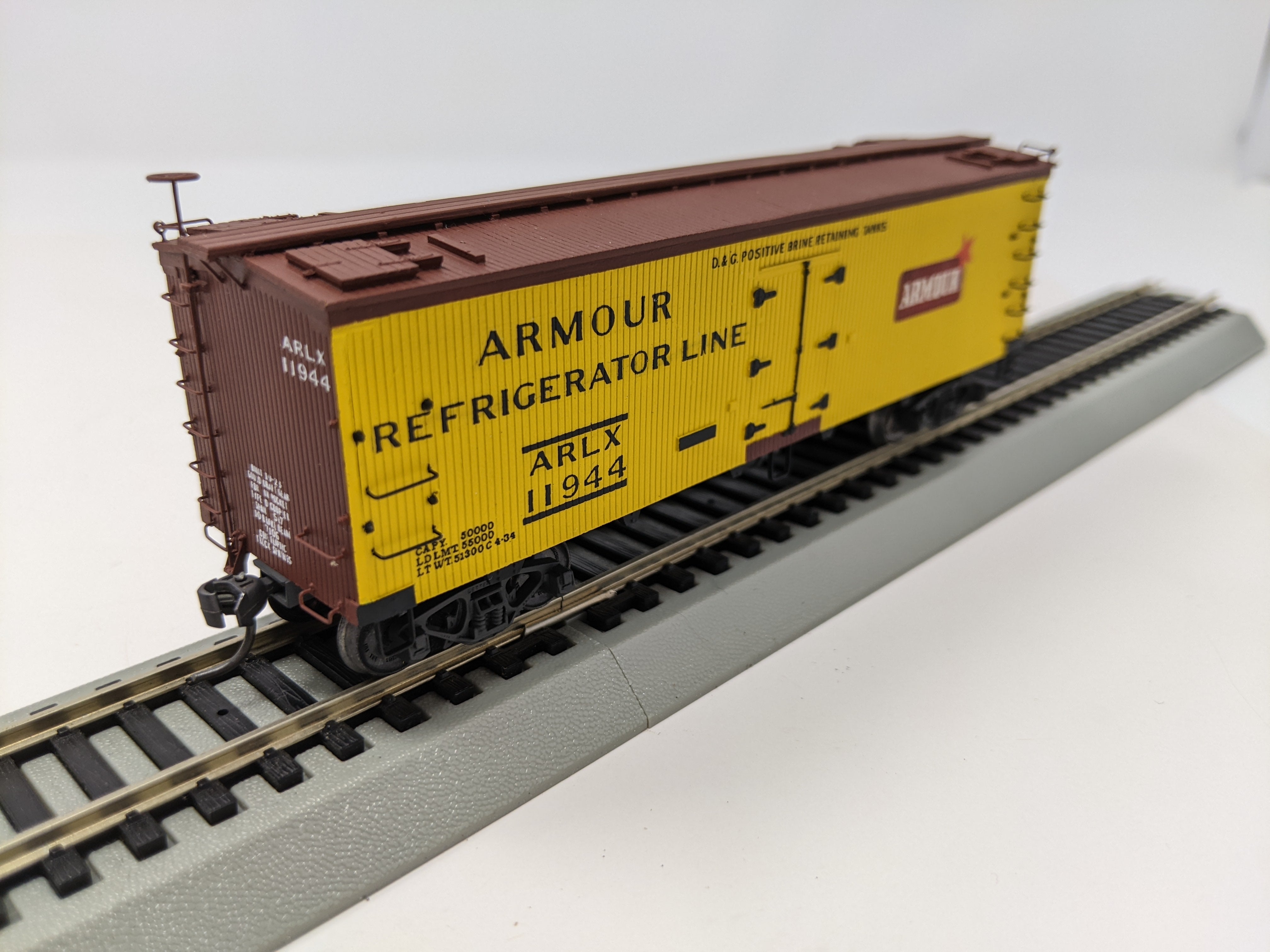 USED HO Scale, 38' Wooden Reefer Box Car, Armour Refrigerator Line ARLX #11944, Custom, Read Description