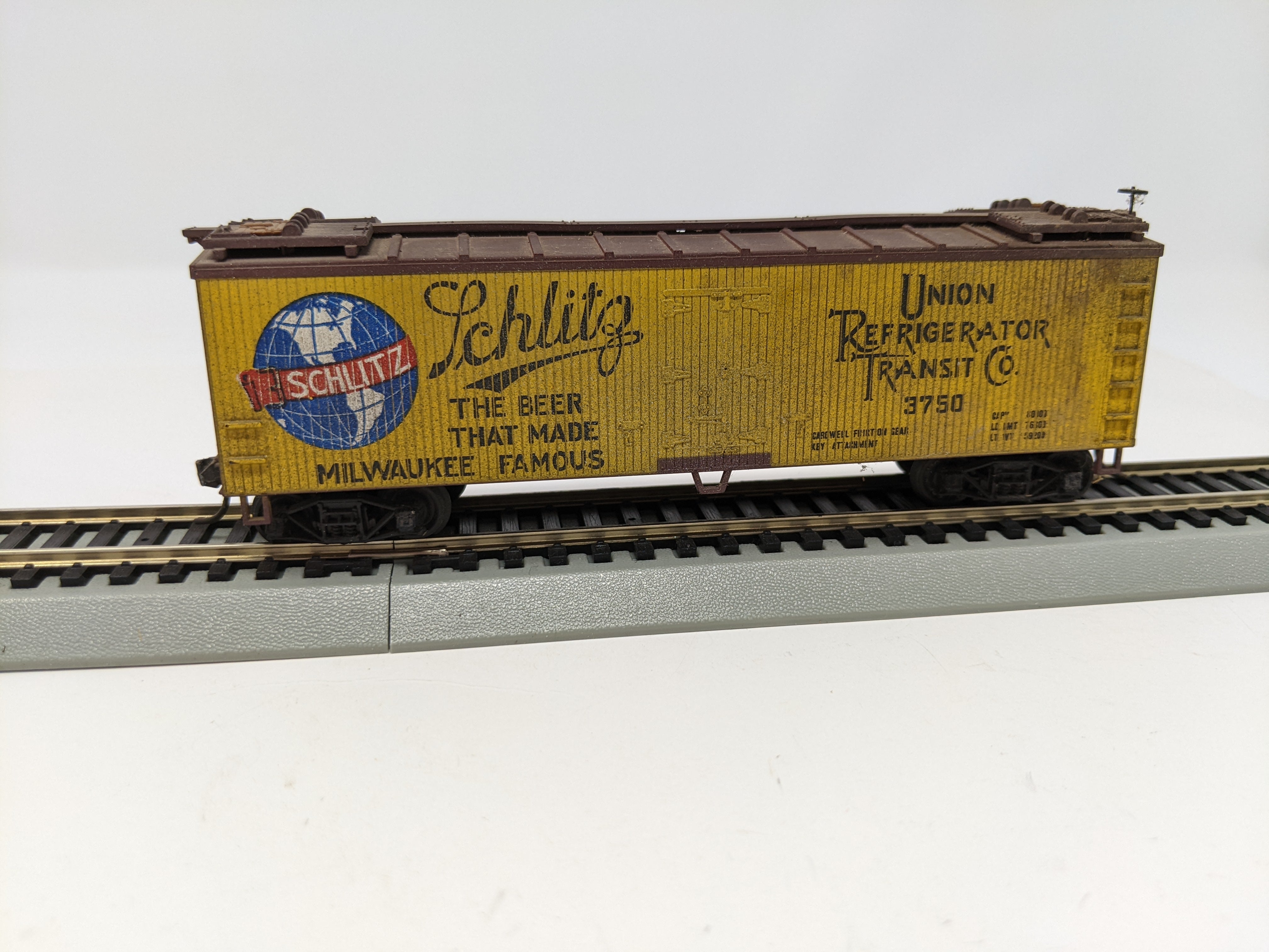 USED HO Scale, 40' Wooden Reefer Box Car, Union Refrigerator Transit URTX #3750, Schlitz Beer Car, Read Description
