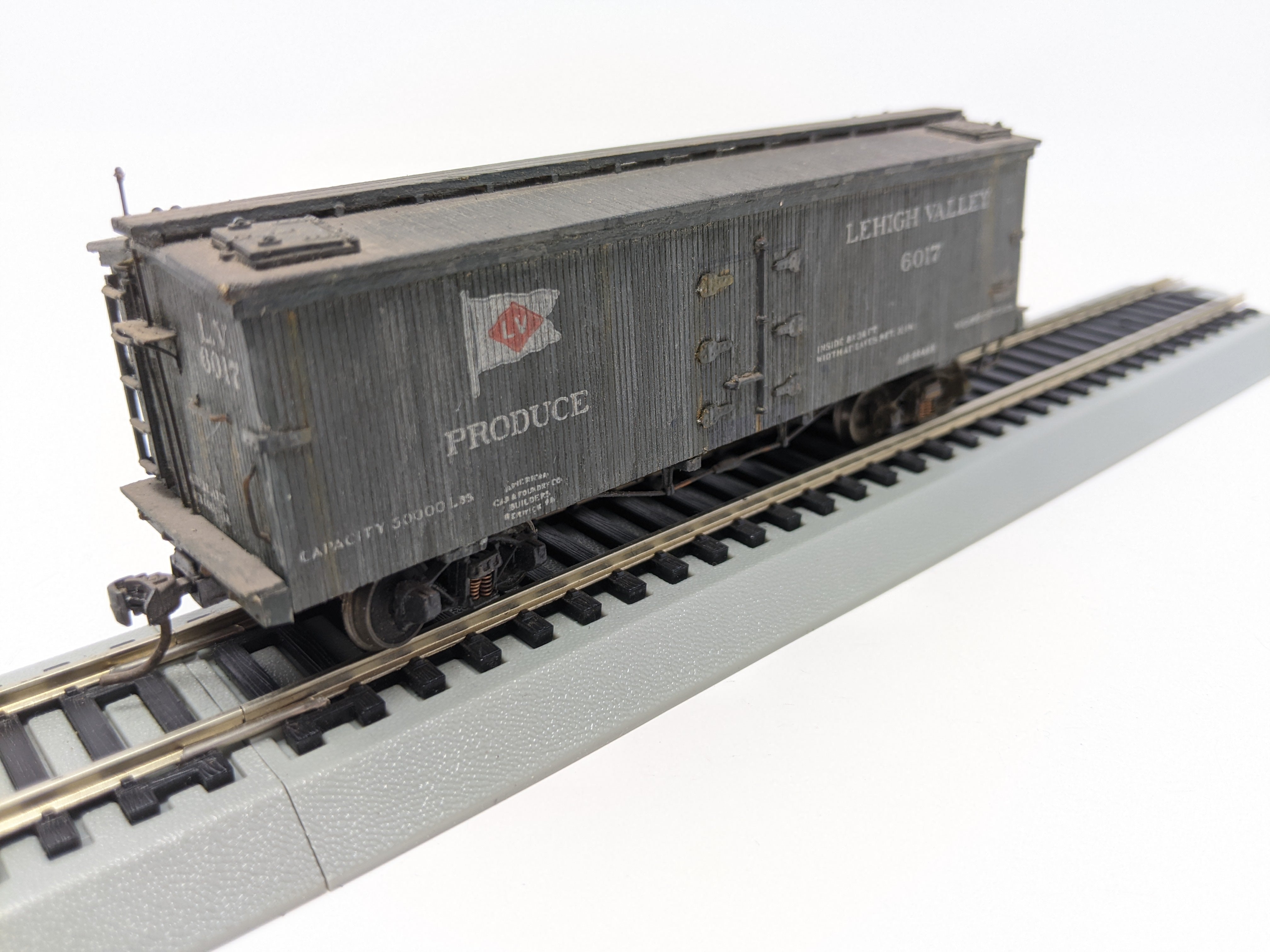 USED HO Scale, Oldtime 35' Wooden Reefer, Lehigh Valley #6017, Read Description