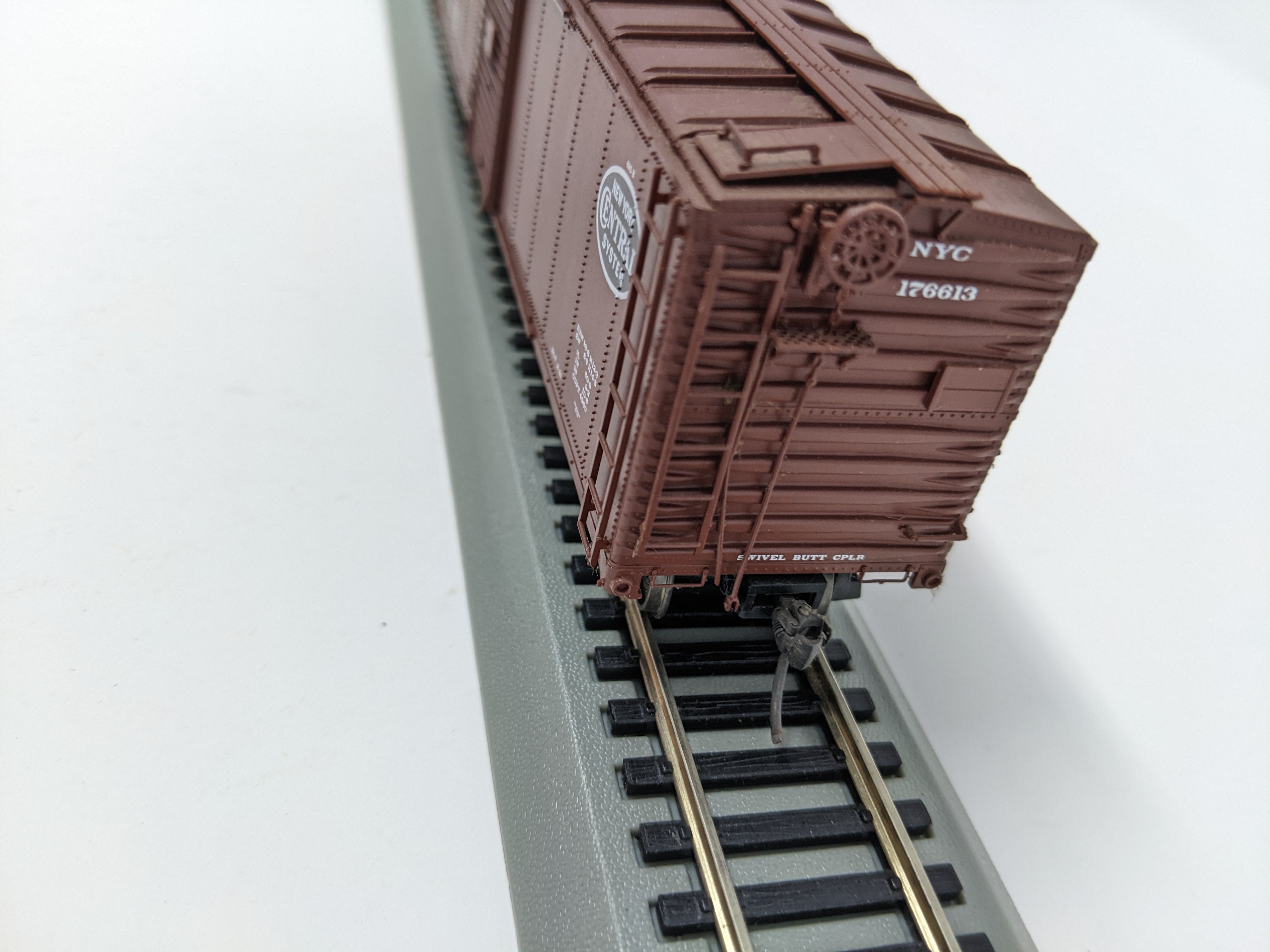 USED HO Scale, 50' Steel Box Car, New York Central NYC #176613, Read Description