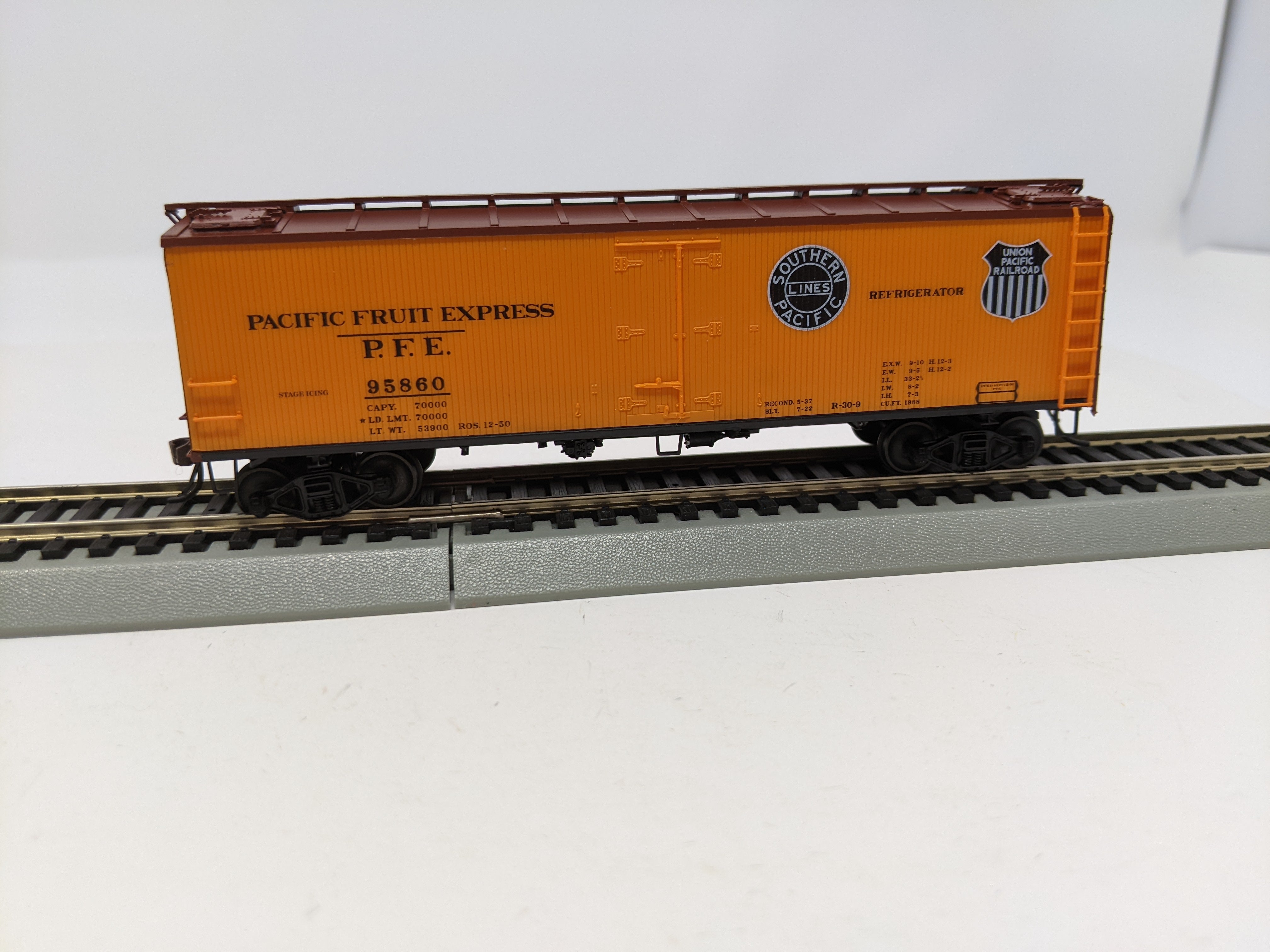USED Red Caboose HO Scale, Wood Sided Refrigerator Car, Pacific Fruit Express PFE #95860, Read Description