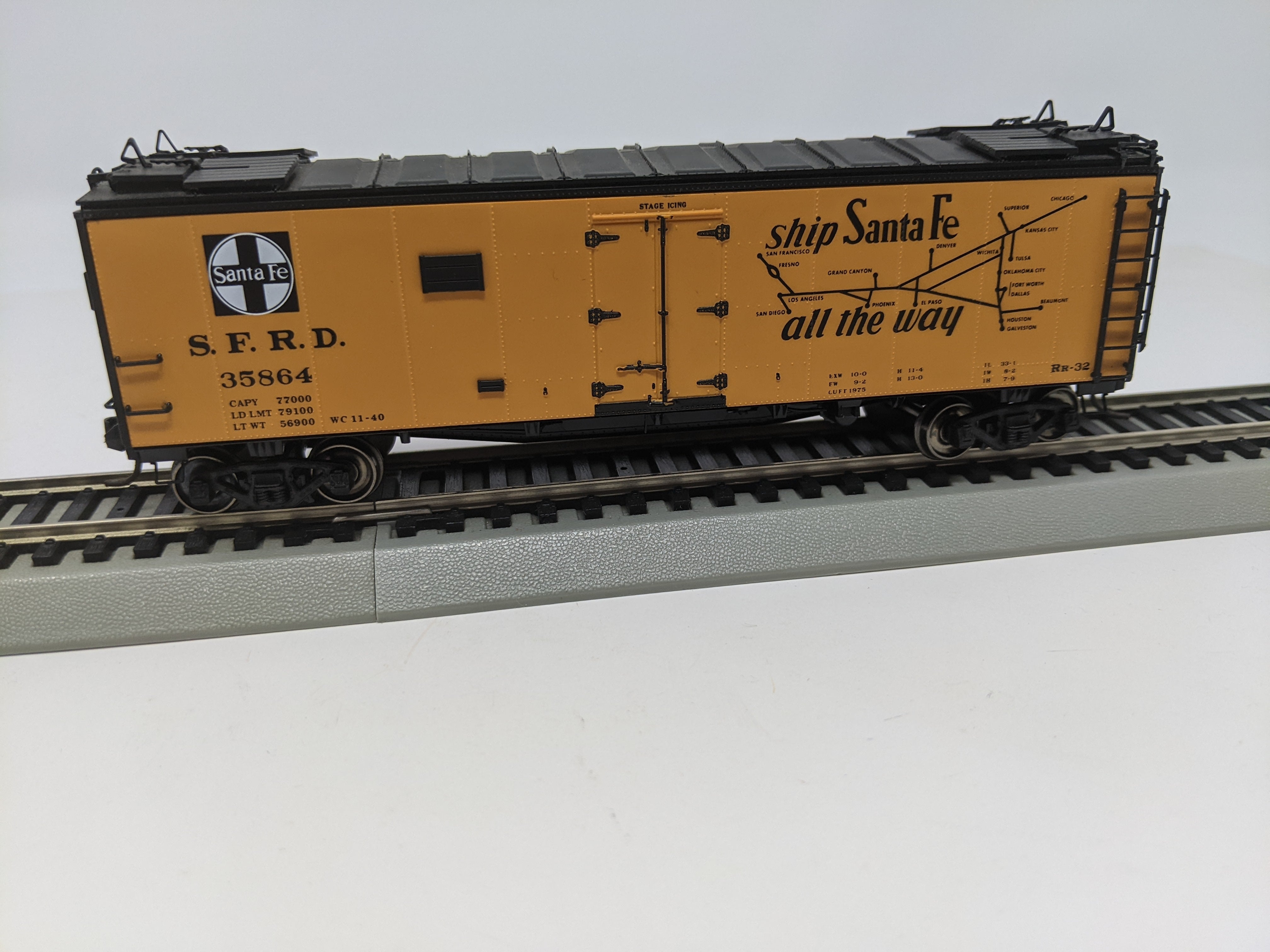 USED HO Scale, 40' Reefer Box Car, Santa Fe SFRD #35864, Read Description