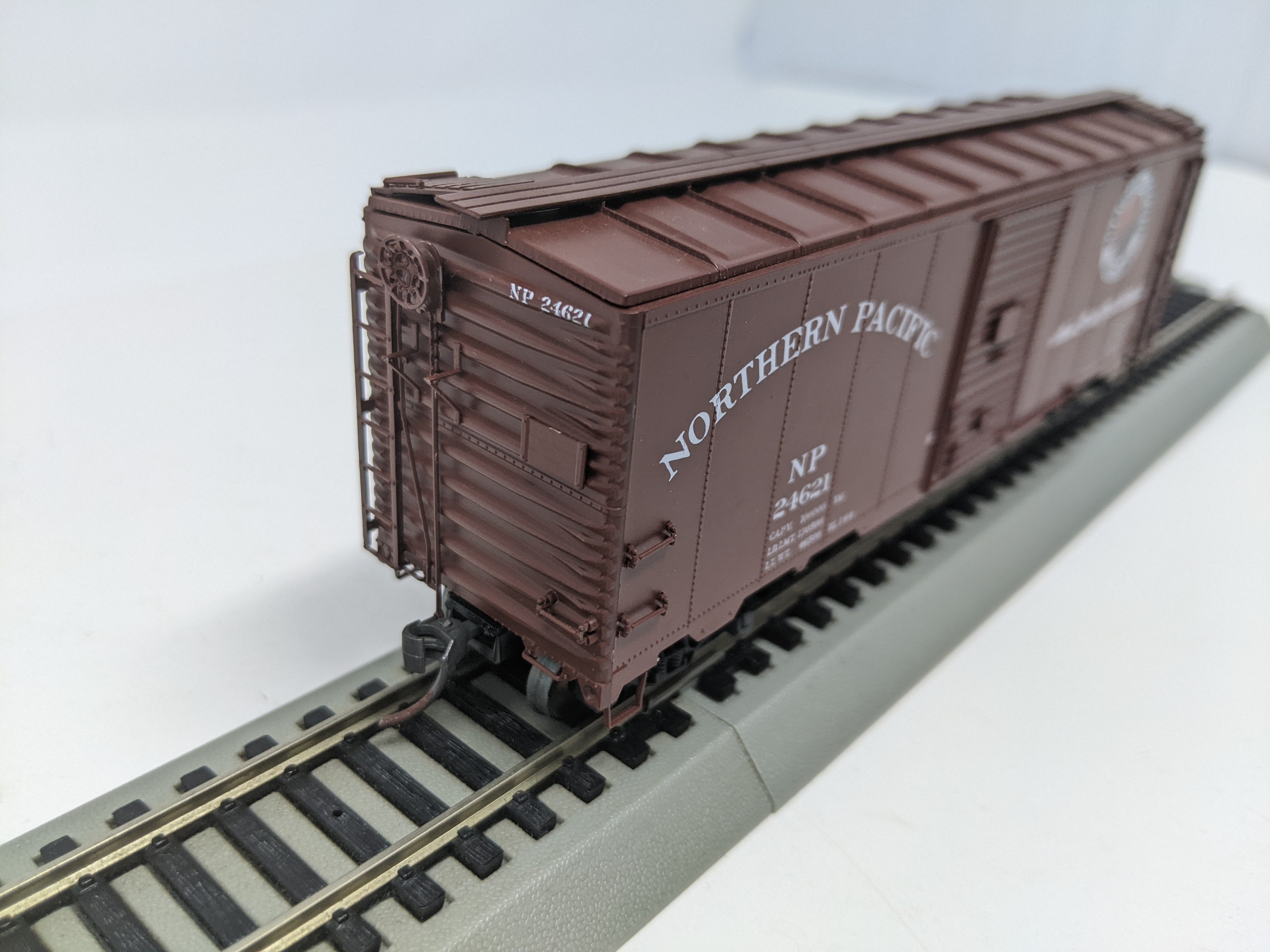 USED HO Scale, 40' Box Car, Nothern Pacific NP #24621, Read Description