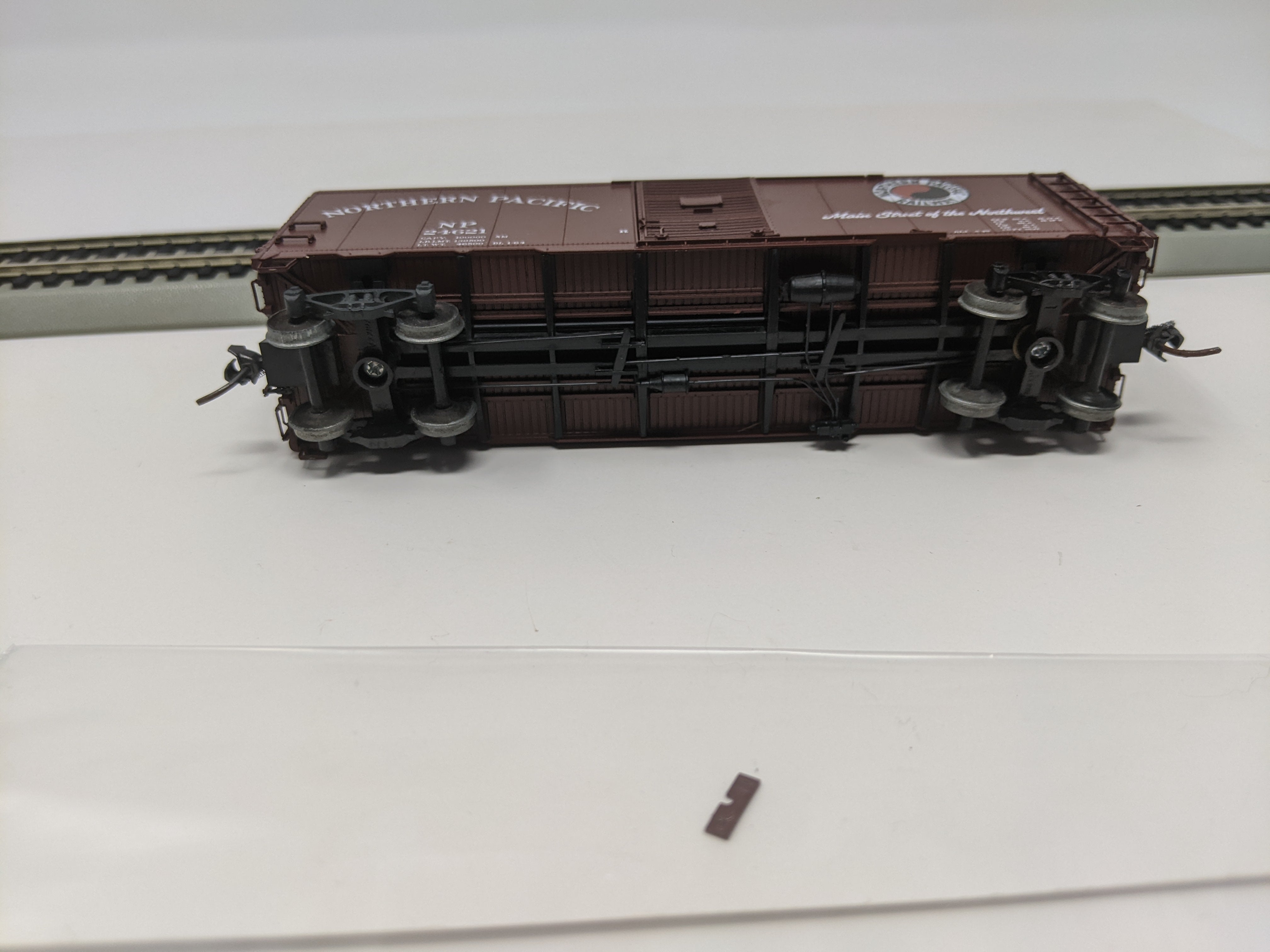 USED HO Scale, 40' Box Car, Nothern Pacific NP #24621, Read Description