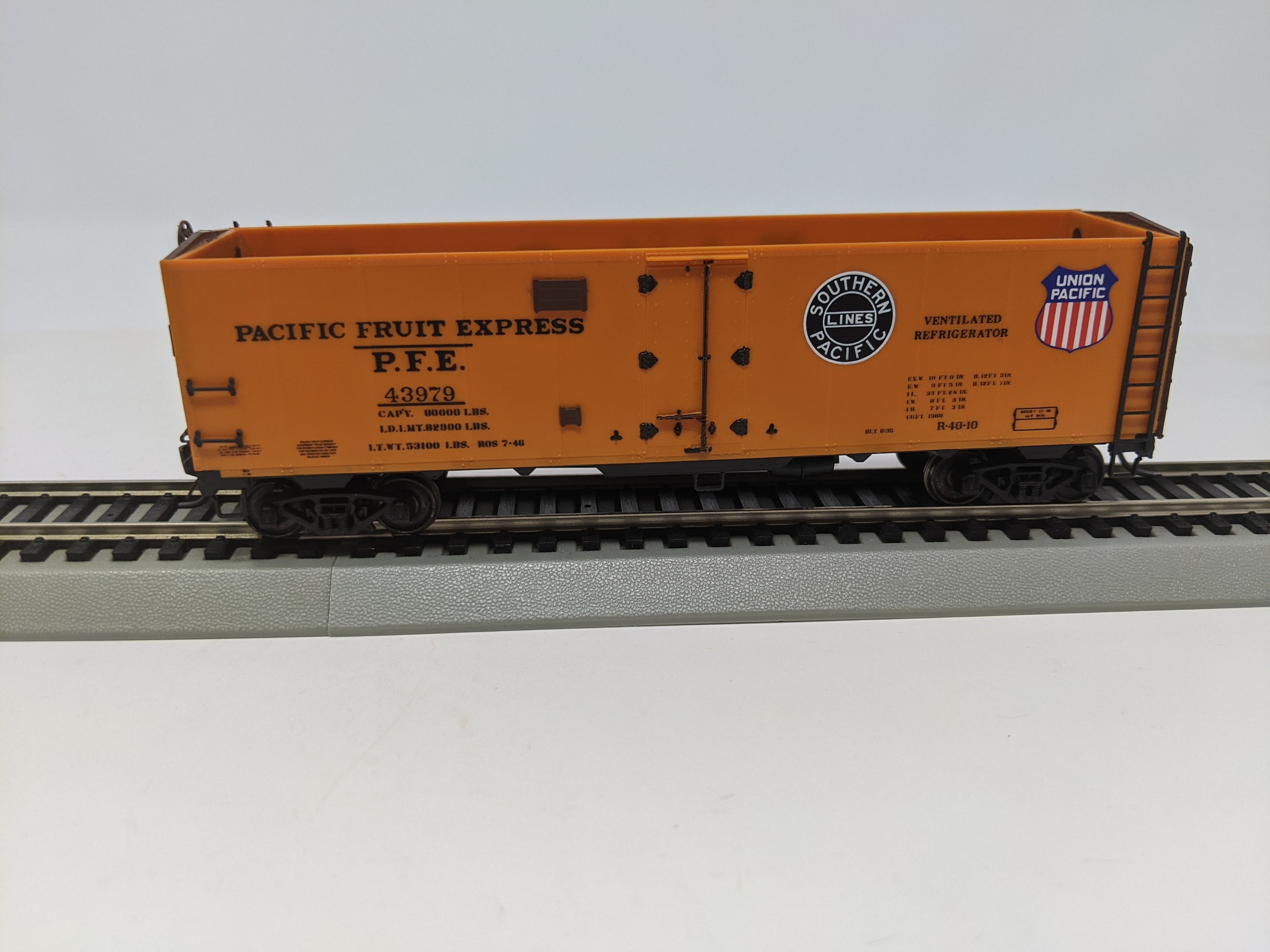USED HO Scale, 40' Reefer Box Car, Pacific Fruit Express PFE #43979, Read Description