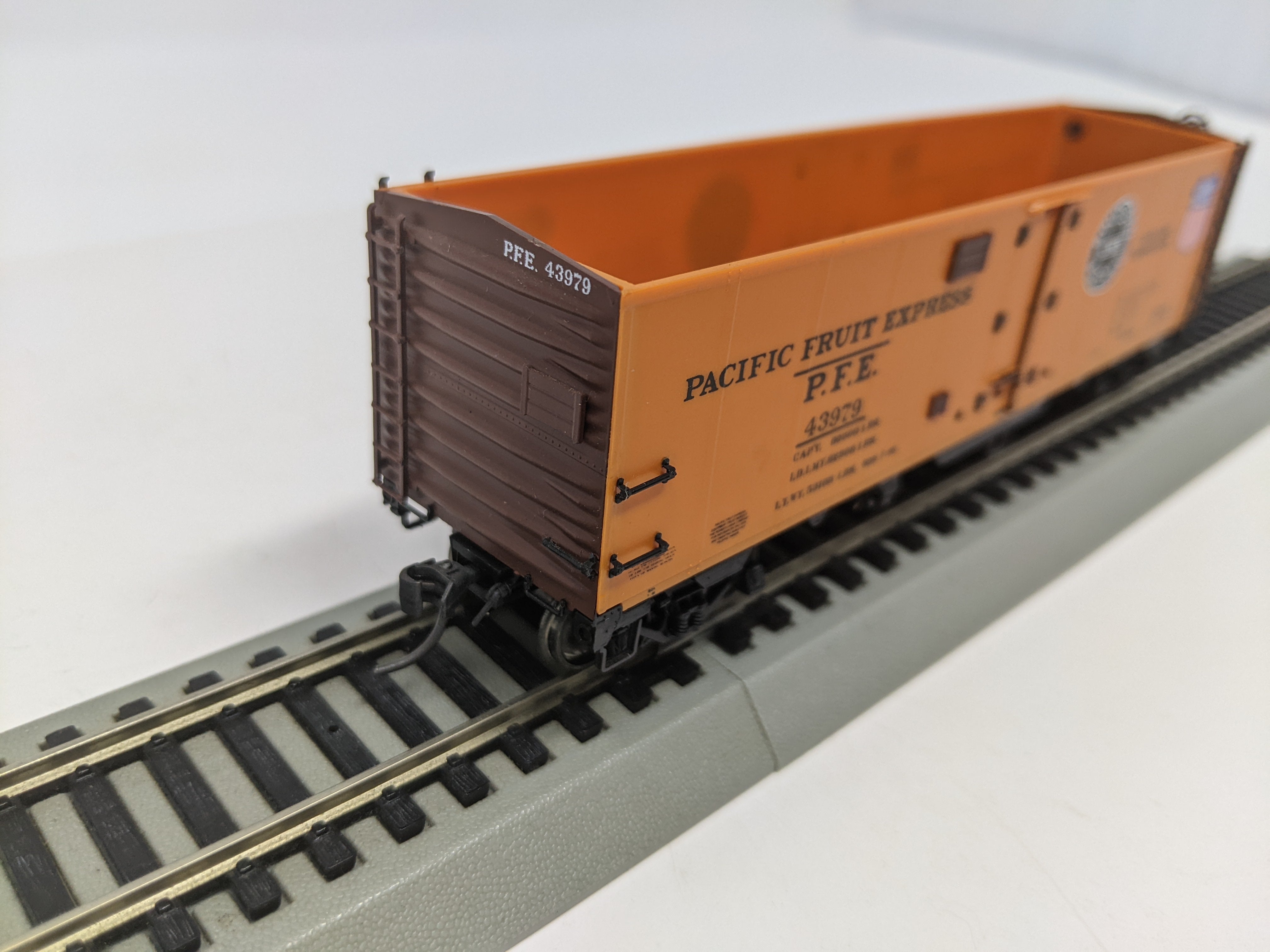 USED HO Scale, 40' Reefer Box Car, Pacific Fruit Express PFE #43979, Read Description