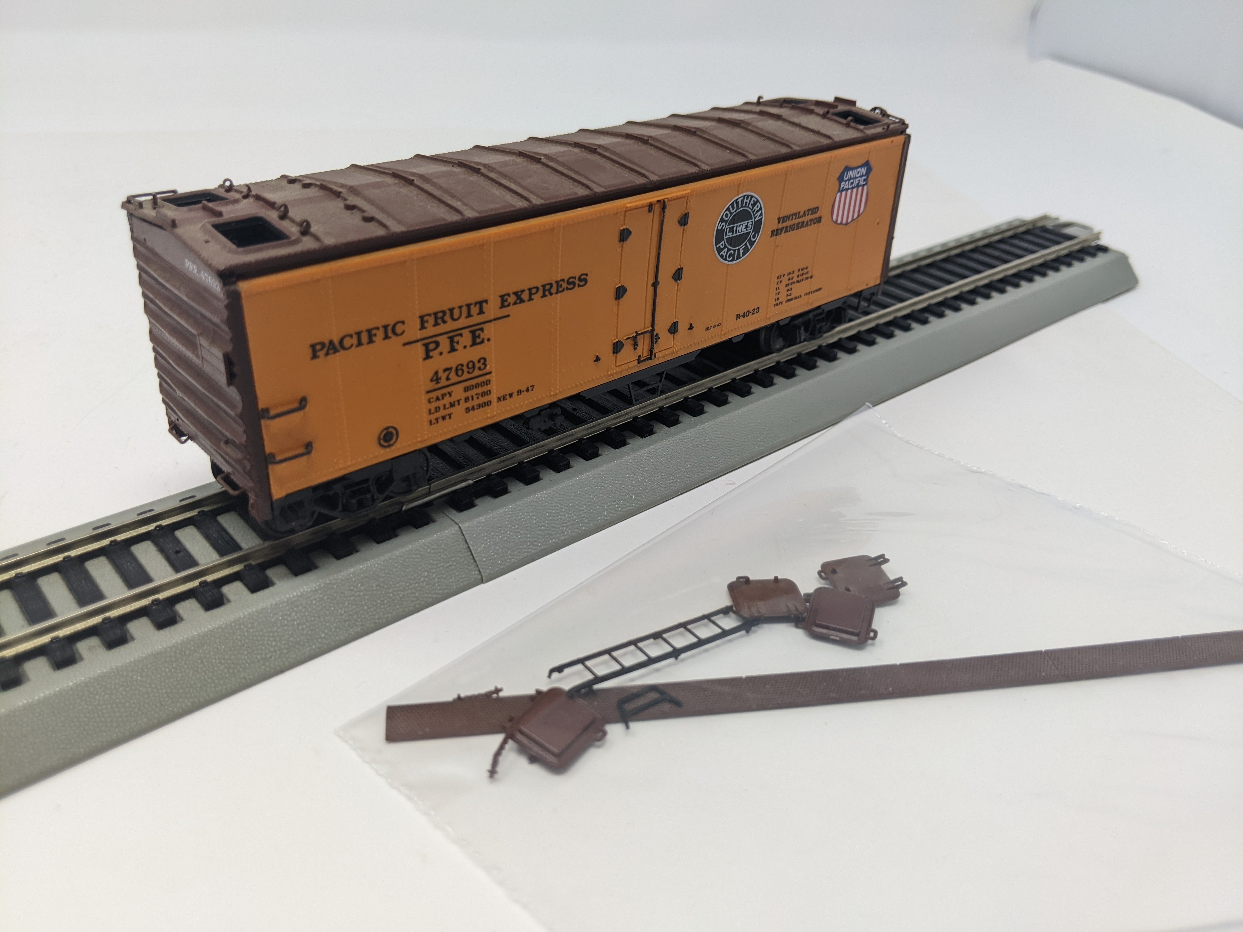 USED HO Scale, 40' Box Car, Pacific Fruit Express PFE #47693, Read Description