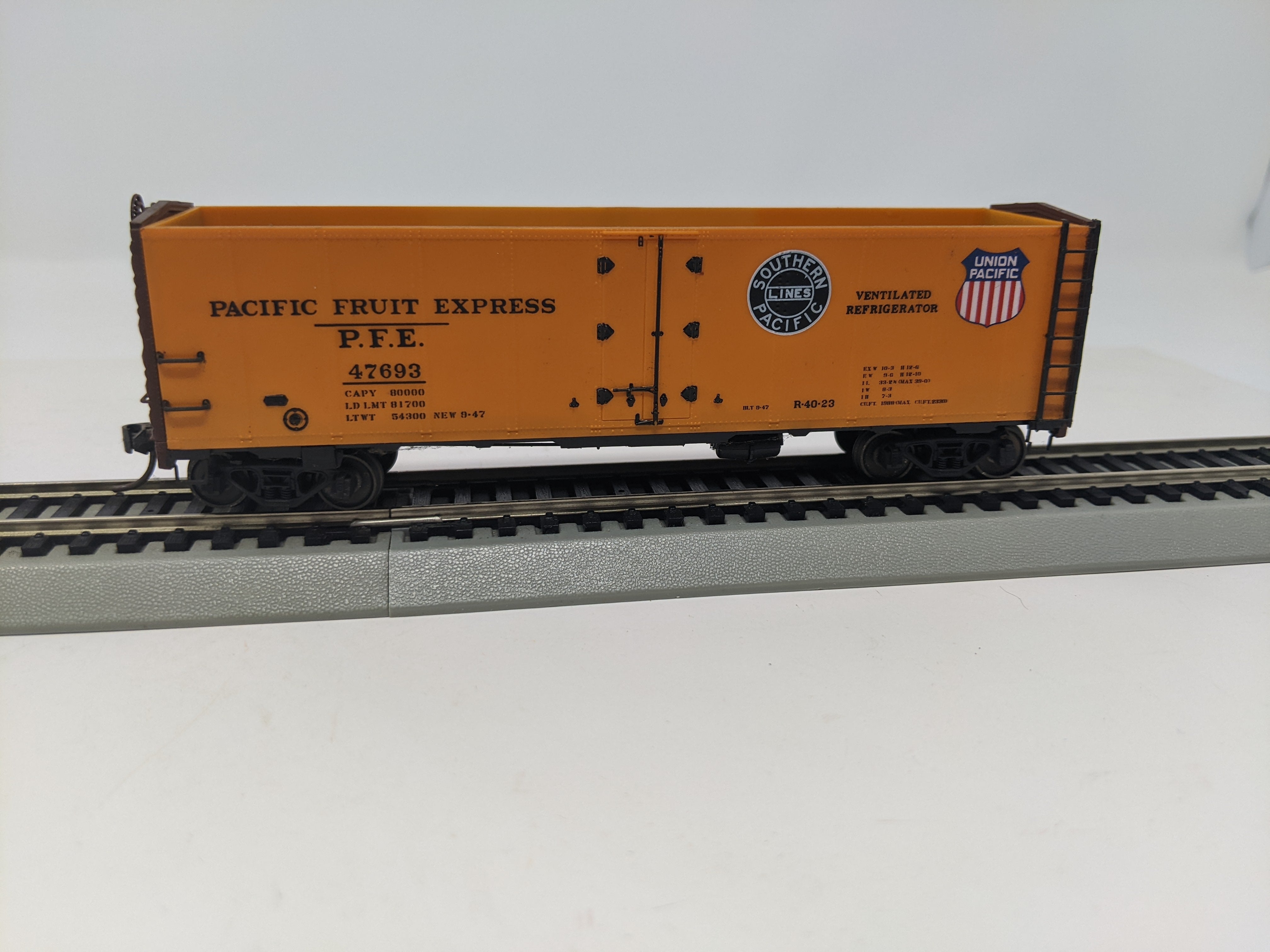 USED HO Scale, 40' Box Car, Pacific Fruit Express PFE #47693, Read Description