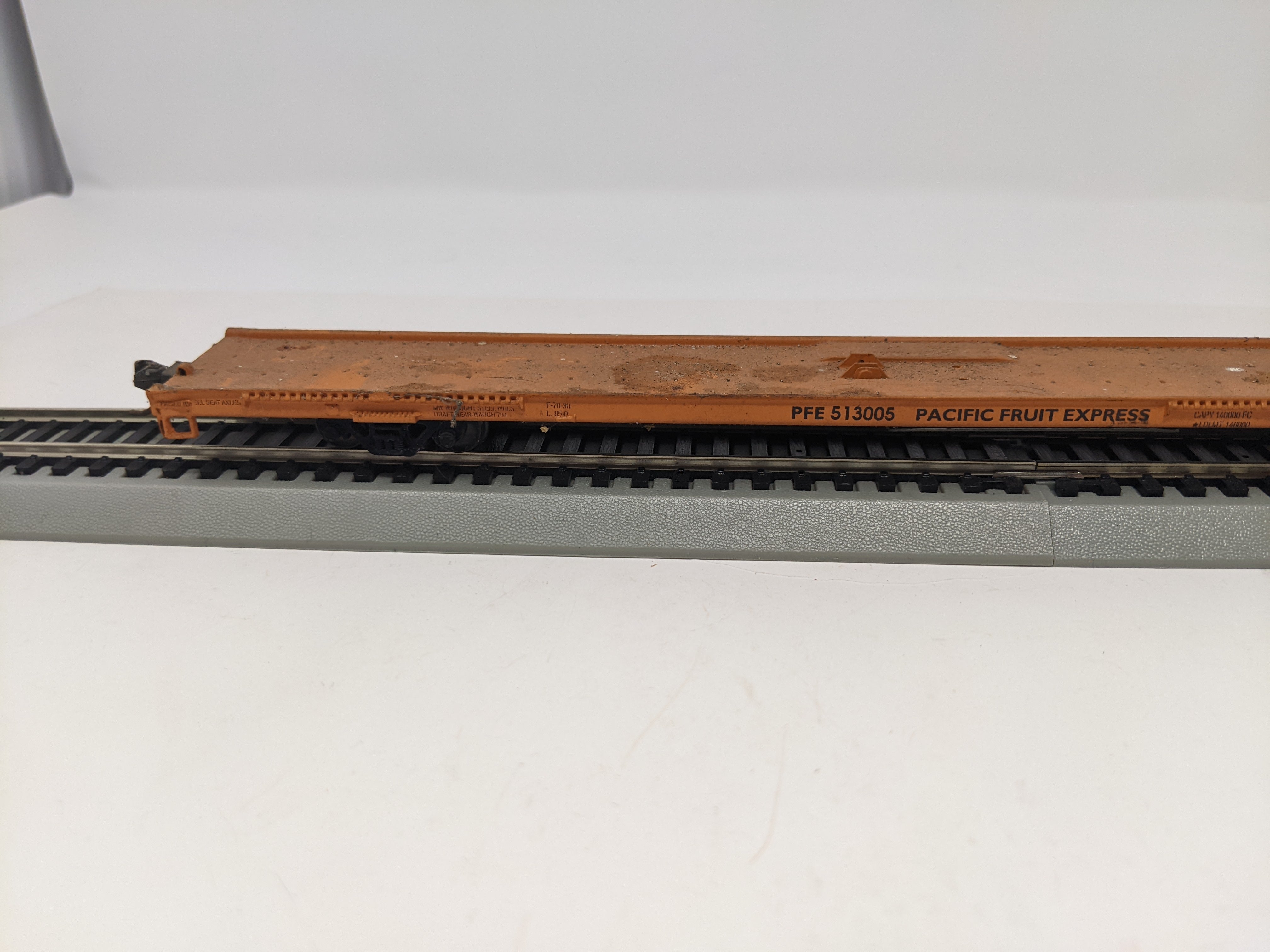 USED HO Scale, 86' Trailer Flat Car, Pacific Fruit Express PFE #513005, Read Description